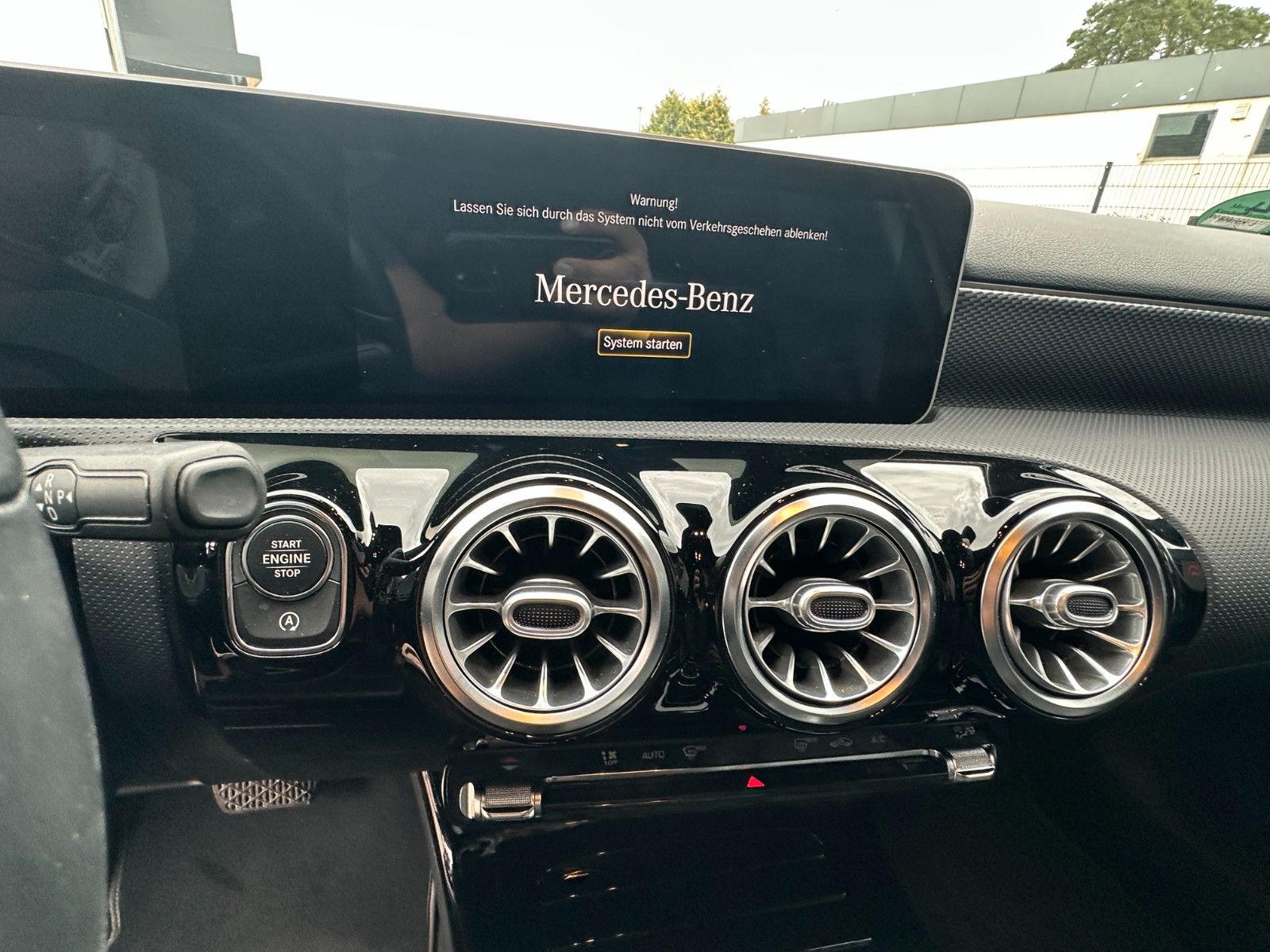 Fahrzeugabbildung Mercedes-Benz A 180 AMG Line 136 PS  MBUX Leder Premium
