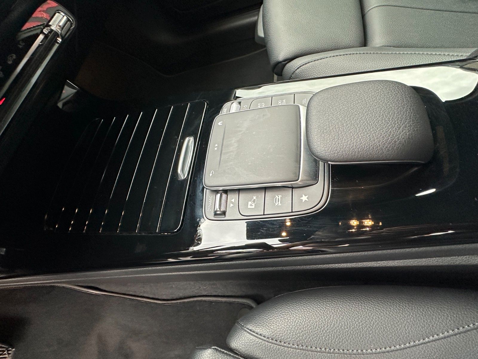 Fahrzeugabbildung Mercedes-Benz A 180 AMG Line 136 PS  MBUX Leder Premium