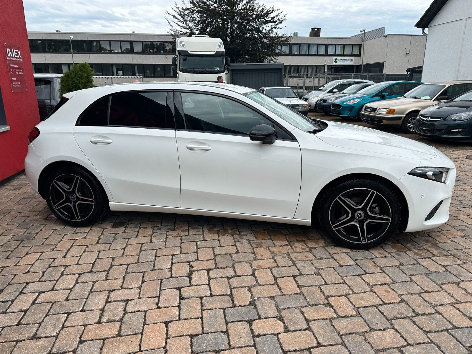 Fahrzeugabbildung Mercedes-Benz A 180 AMG Line 136 PS  MBUX Leder Premium