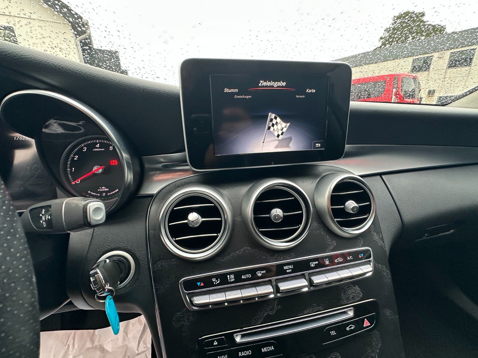 Fahrzeugabbildung Mercedes-Benz C 350 e Avantgarde Hybrid 155 KW Sport LED