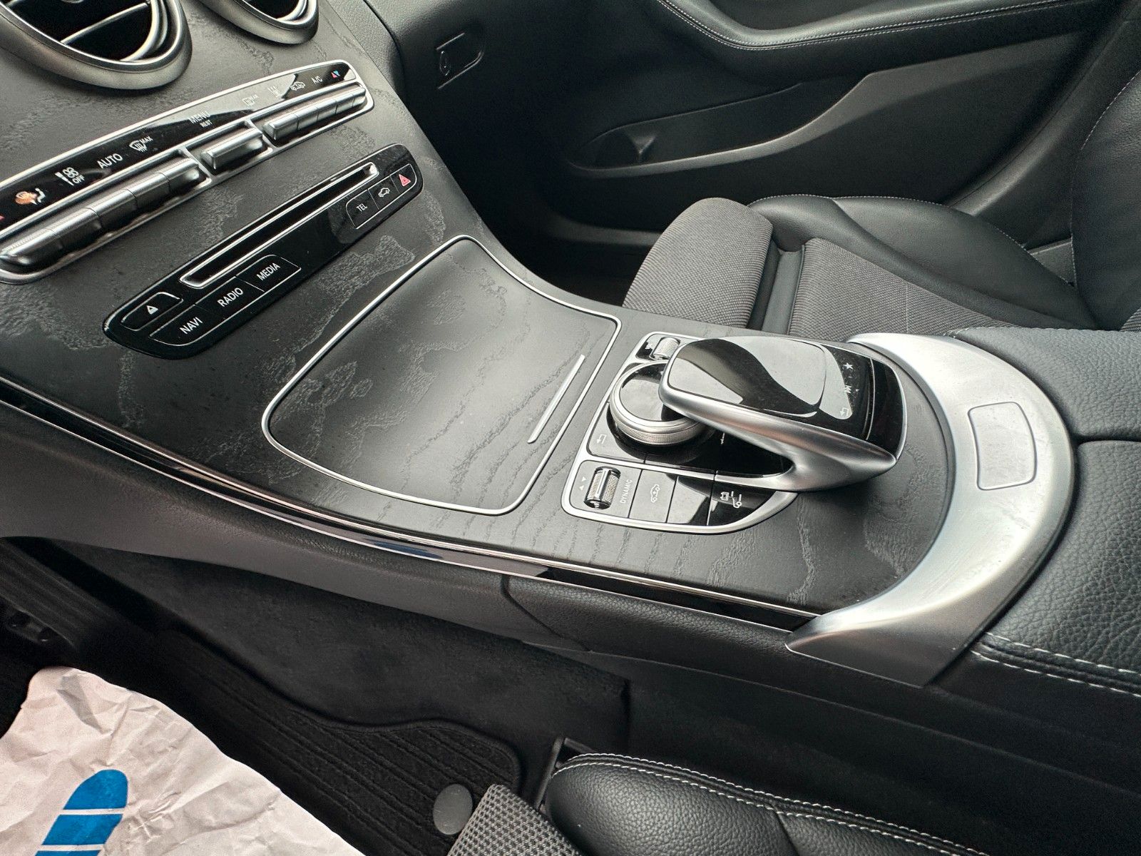 Fahrzeugabbildung Mercedes-Benz C 350 e Avantgarde Hybrid 155 KW Sport LED