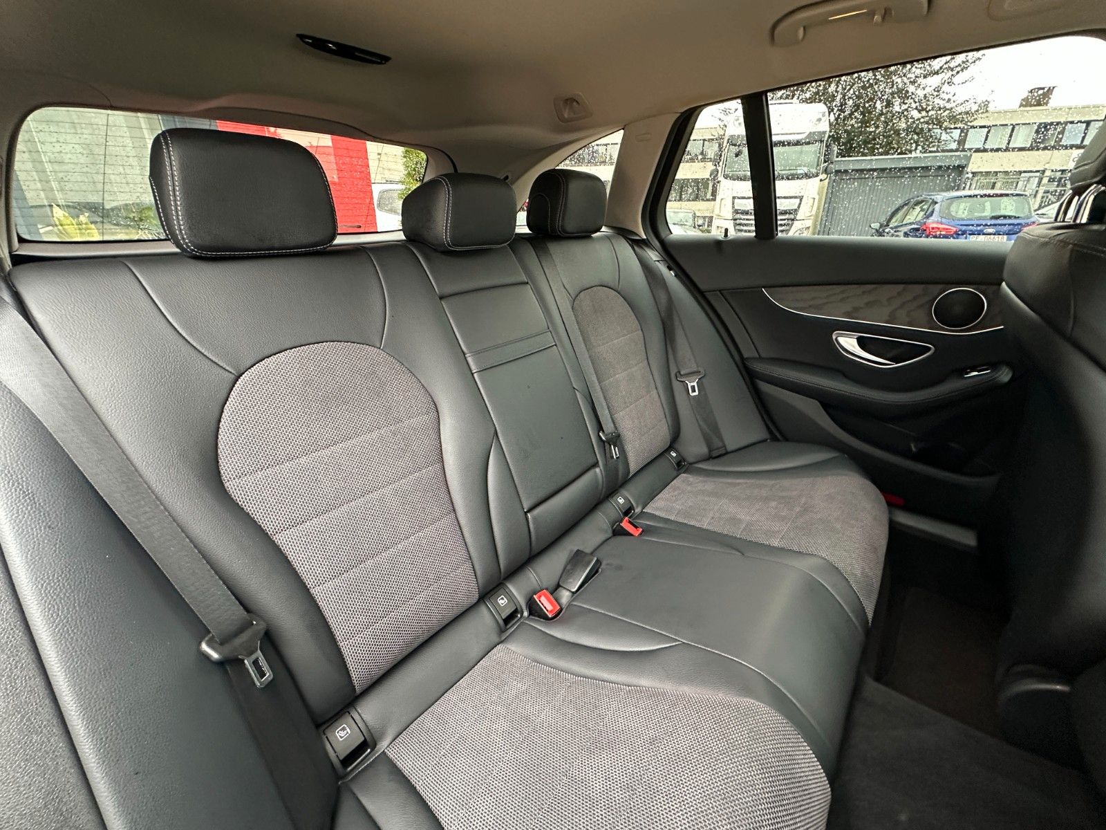Fahrzeugabbildung Mercedes-Benz C 350 e Avantgarde Hybrid 155 KW Sport LED