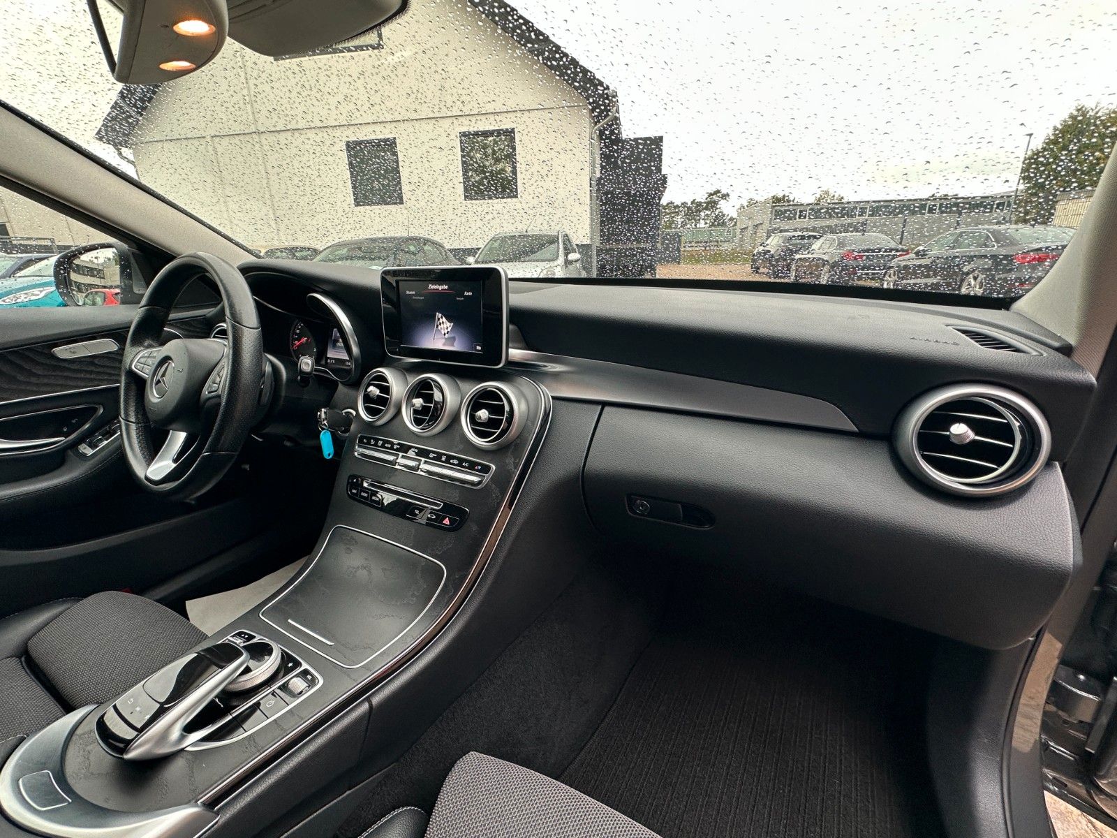 Fahrzeugabbildung Mercedes-Benz C 350 e Avantgarde Hybrid 155 KW Sport LED