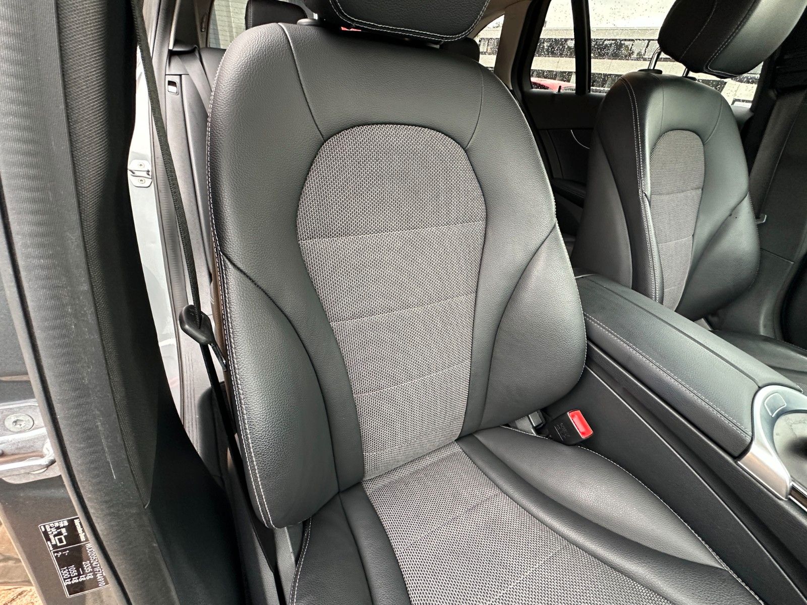 Fahrzeugabbildung Mercedes-Benz C 350 e Avantgarde Hybrid 155 KW Sport LED
