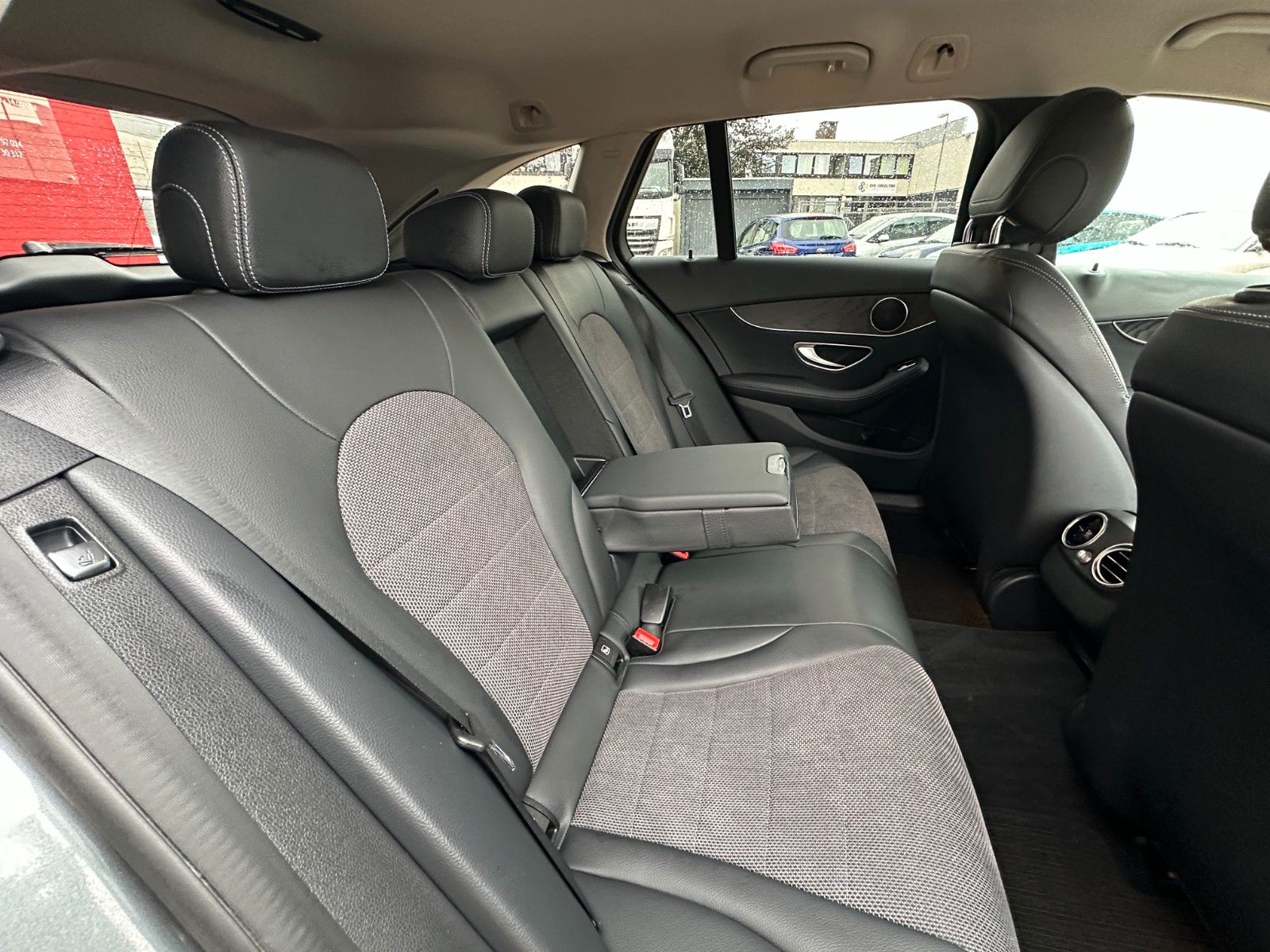 Fahrzeugabbildung Mercedes-Benz C 350 e Avantgarde Hybrid 155 KW Sport LED