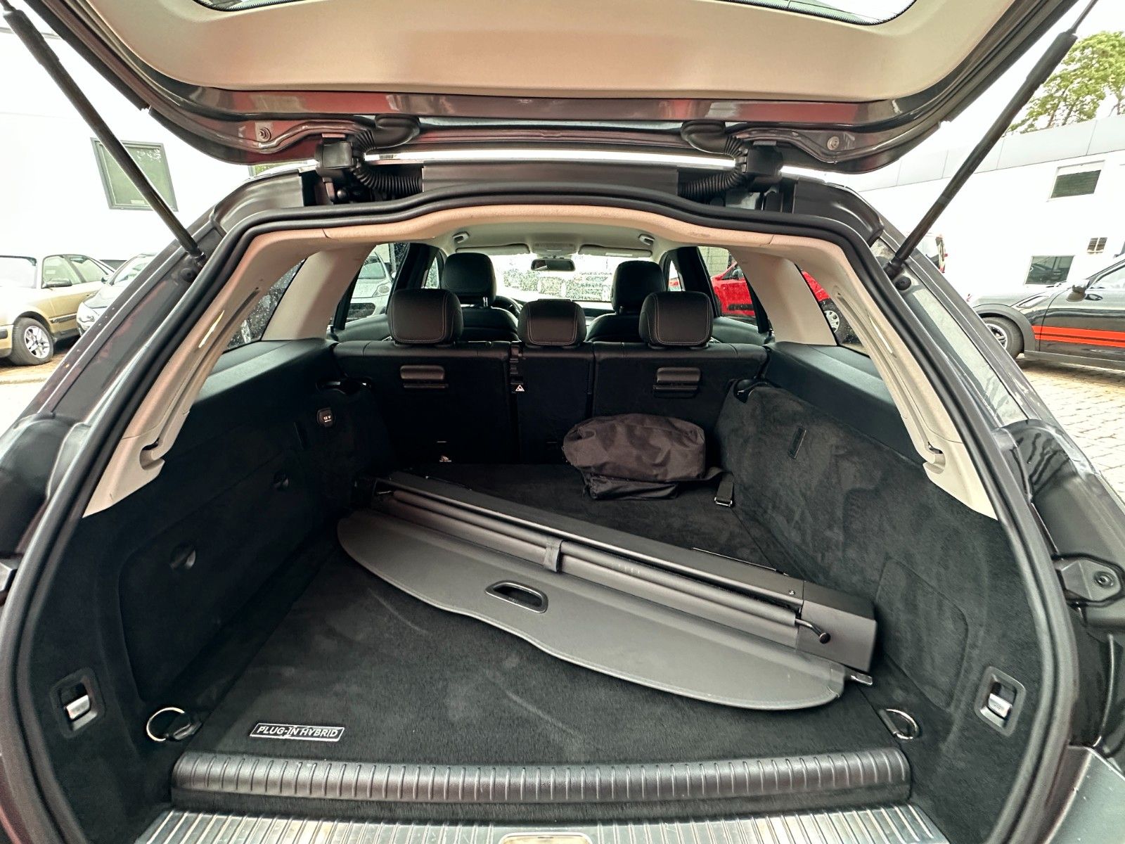 Fahrzeugabbildung Mercedes-Benz C 350 e Avantgarde Hybrid 155 KW Sport LED