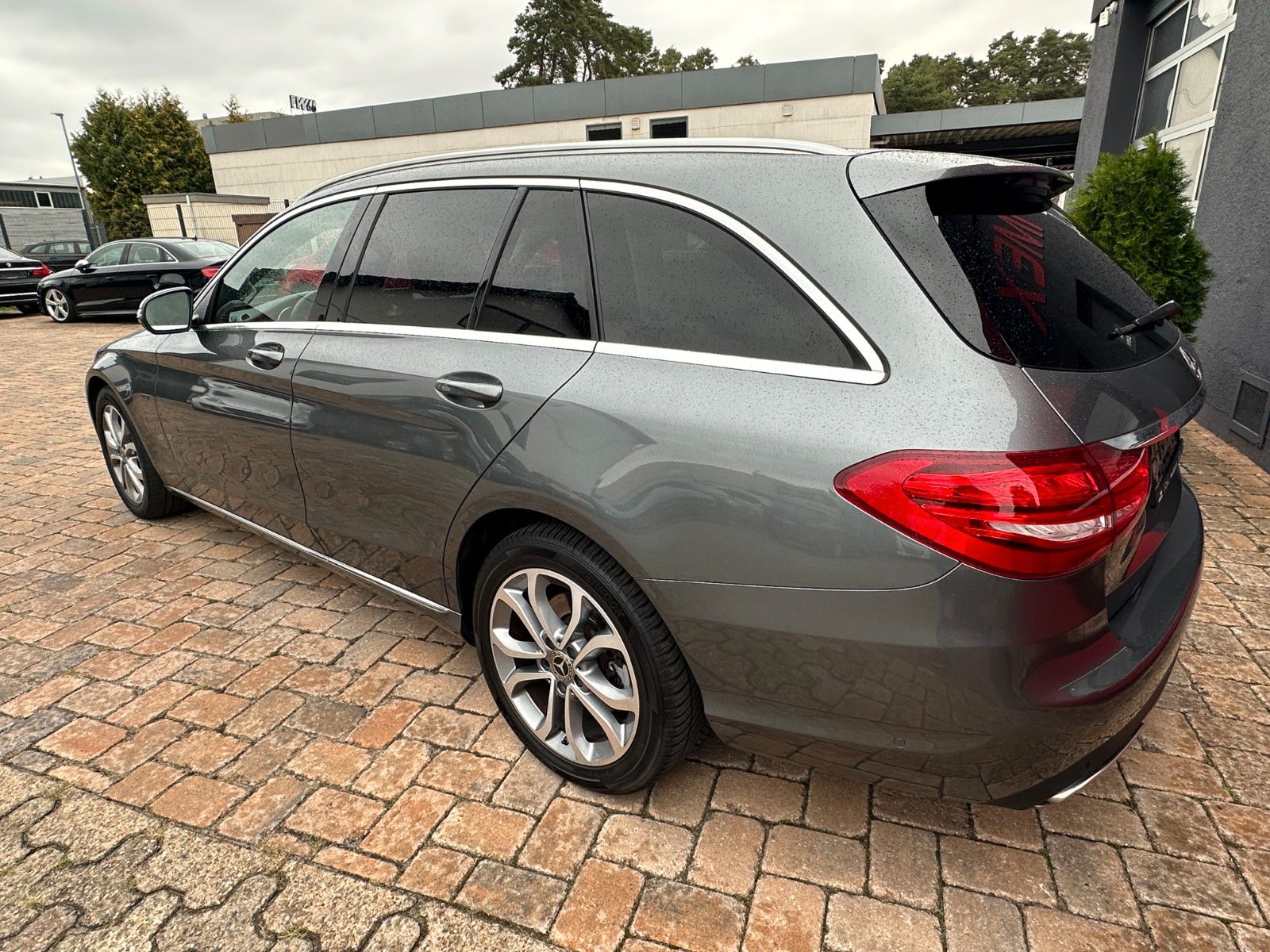 Fahrzeugabbildung Mercedes-Benz C 350 e Avantgarde Hybrid 155 KW Sport LED