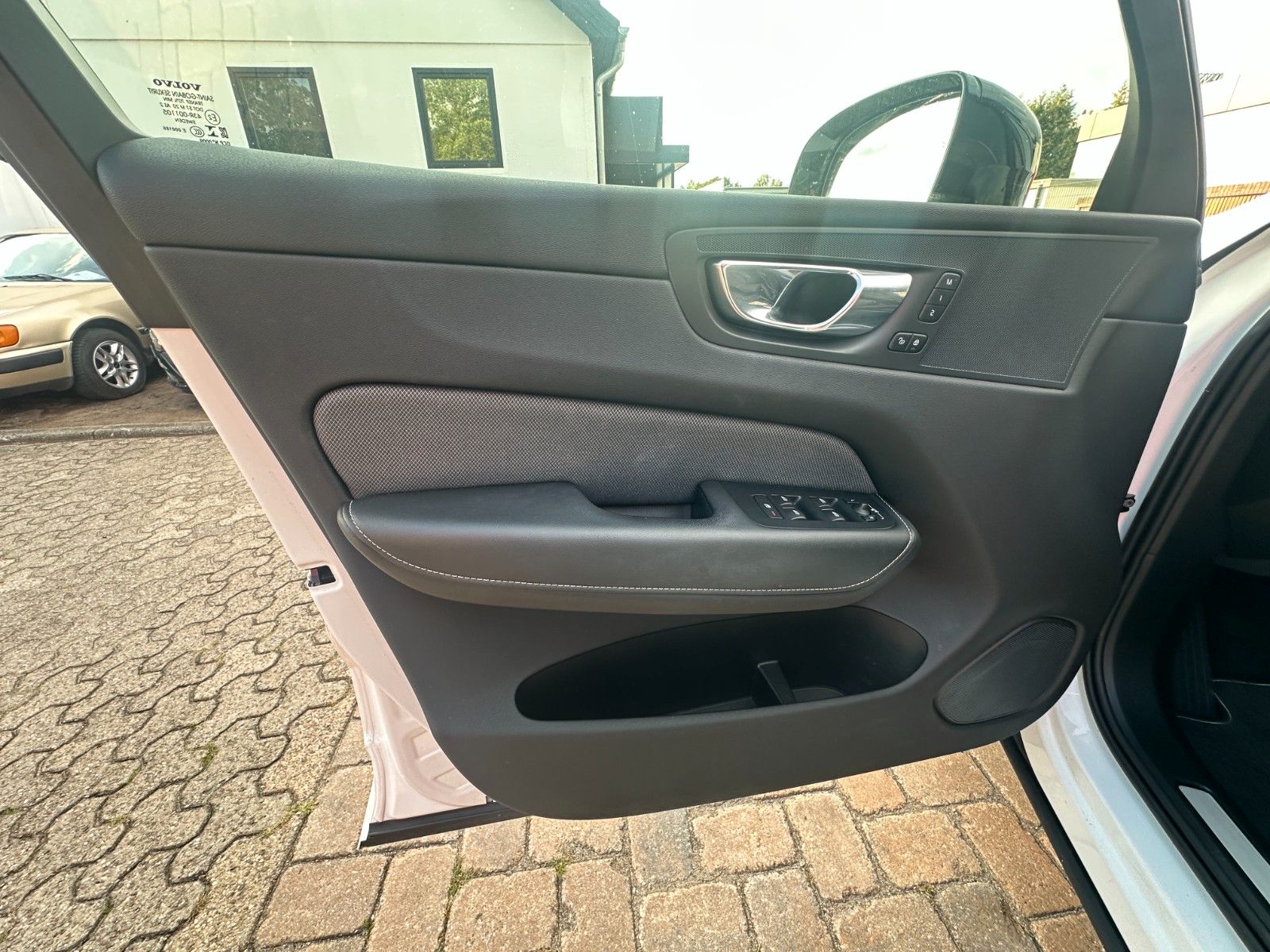 Fahrzeugabbildung Volvo XC60 Inscription R -Design 190 PS 1.Hand 8xAlu