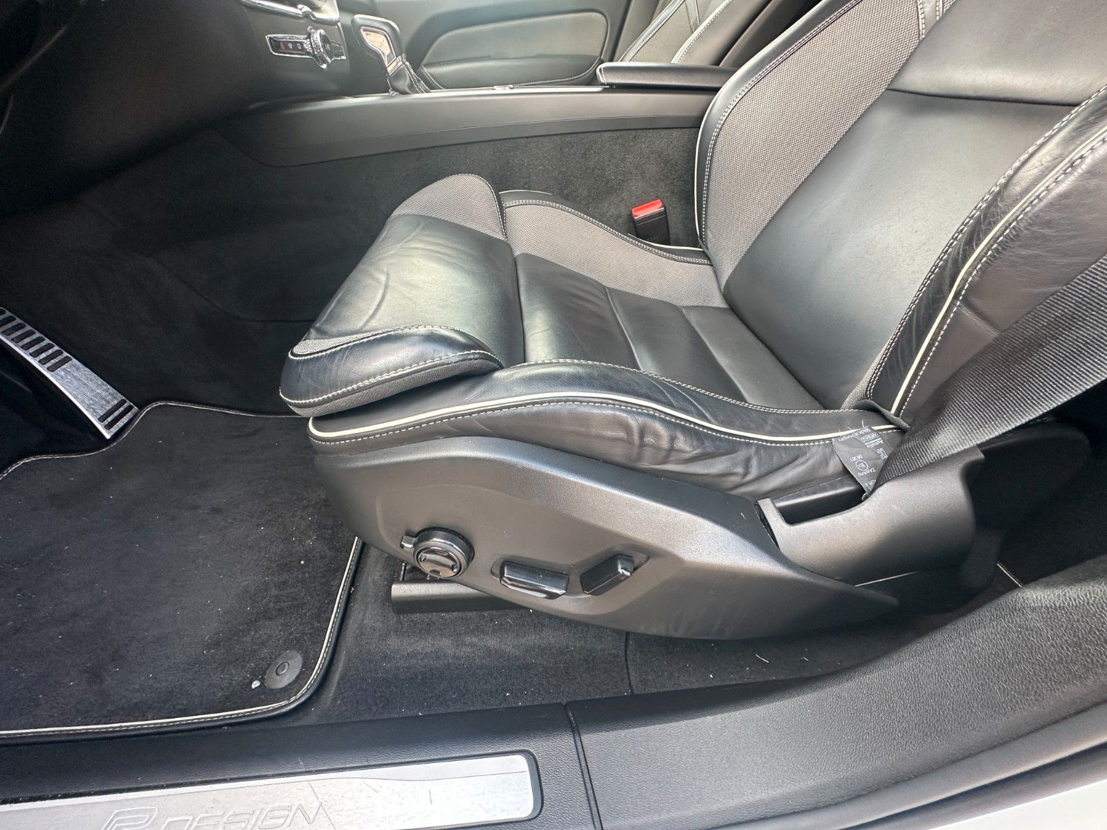 Fahrzeugabbildung Volvo XC60 Inscription R -Design 190 PS 1.Hand 8xAlu