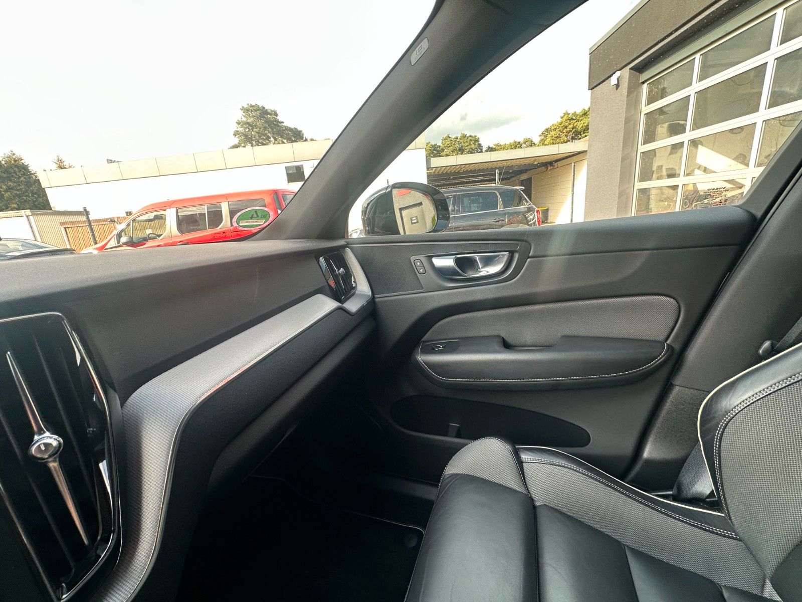 Fahrzeugabbildung Volvo XC60 Inscription R -Design 190 PS 1.Hand 8xAlu