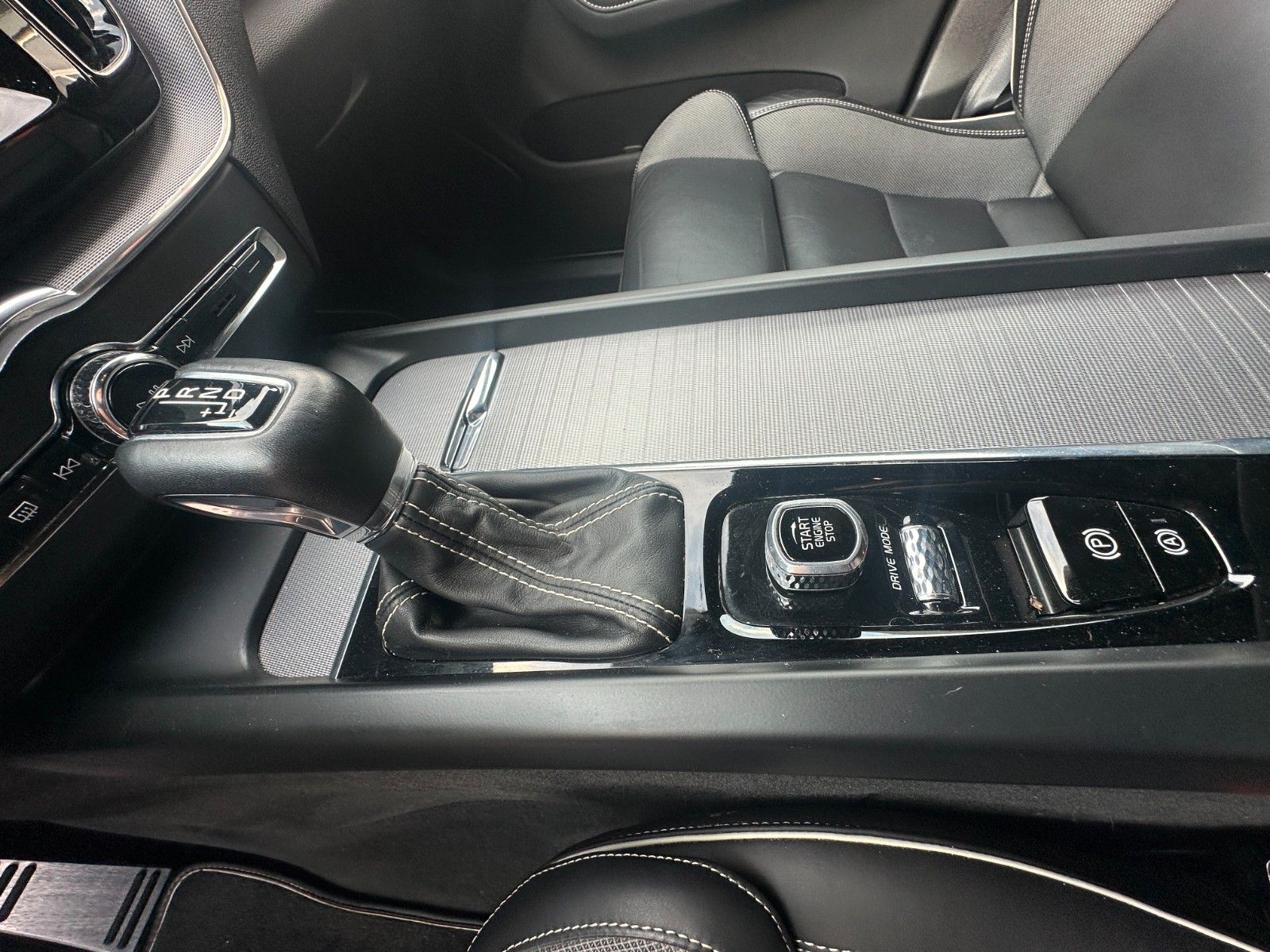 Fahrzeugabbildung Volvo XC60 Inscription R -Design 190 PS 1.Hand 8xAlu