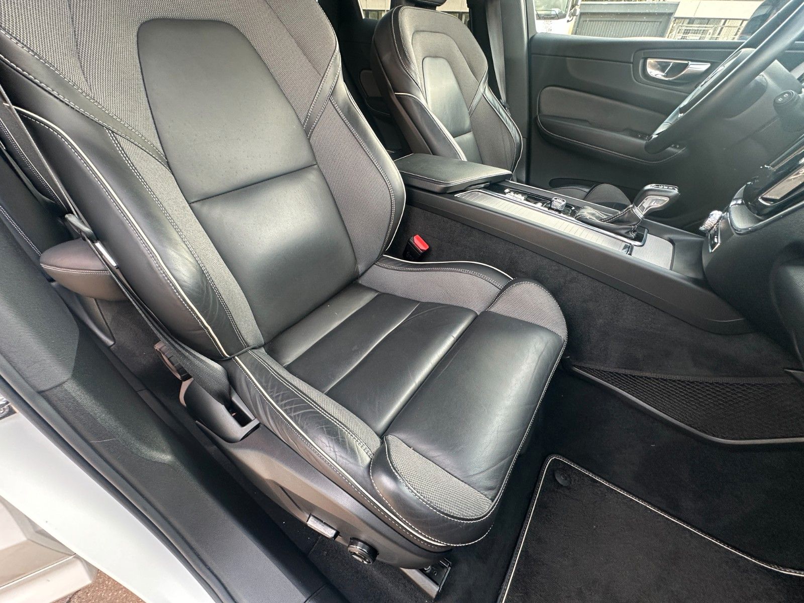Fahrzeugabbildung Volvo XC60 Inscription R -Design 190 PS 1.Hand 8xAlu