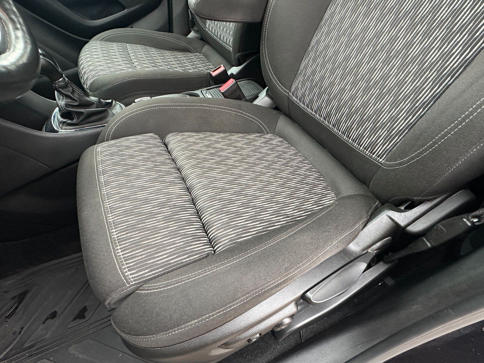 Fahrzeugabbildung Opel Mokka Edition ecoFlex 1.6 136 PS AHK Xenon