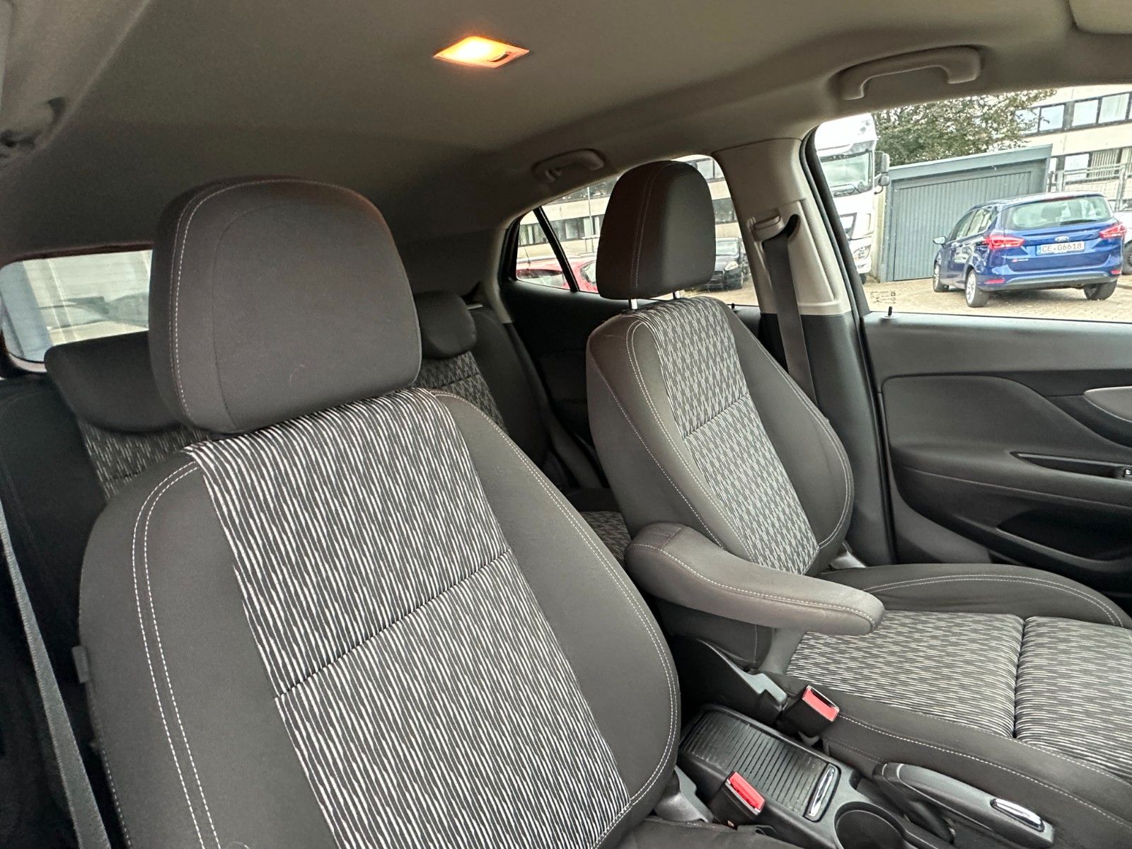 Fahrzeugabbildung Opel Mokka Edition ecoFlex 1.6 136 PS AHK Xenon