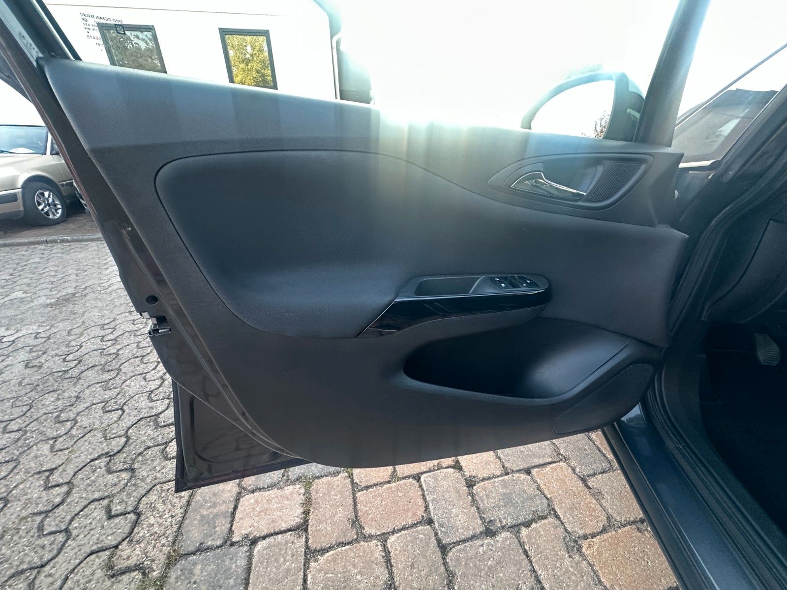 Fahrzeugabbildung Opel Corsa E Drive 1.4 90 PS HU neu Navi LH