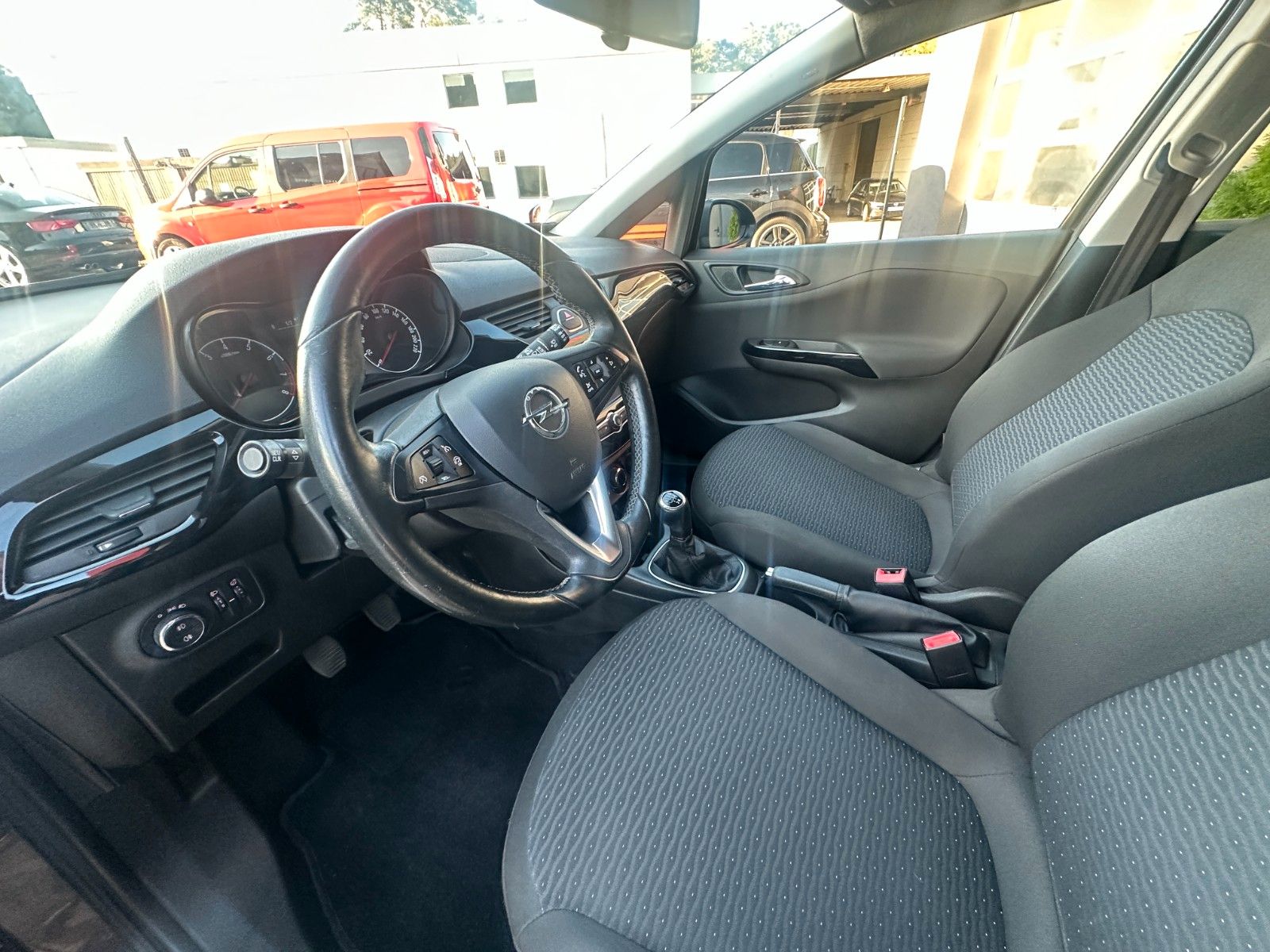 Fahrzeugabbildung Opel Corsa E Drive 1.4 90 PS HU neu Navi LH