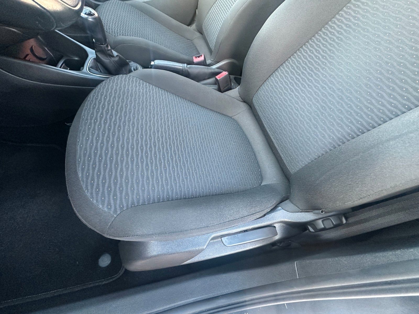 Fahrzeugabbildung Opel Corsa E Drive 1.4 90 PS HU neu Navi LH