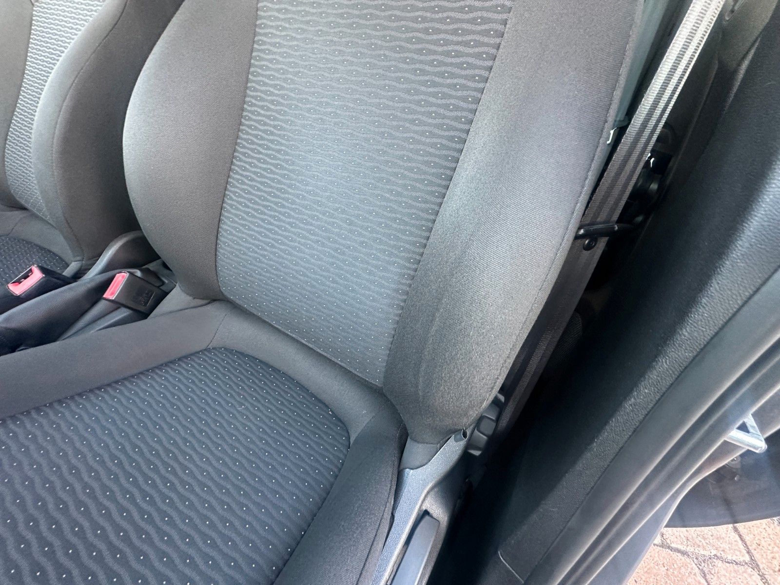 Fahrzeugabbildung Opel Corsa E Drive 1.4 90 PS HU neu Navi LH