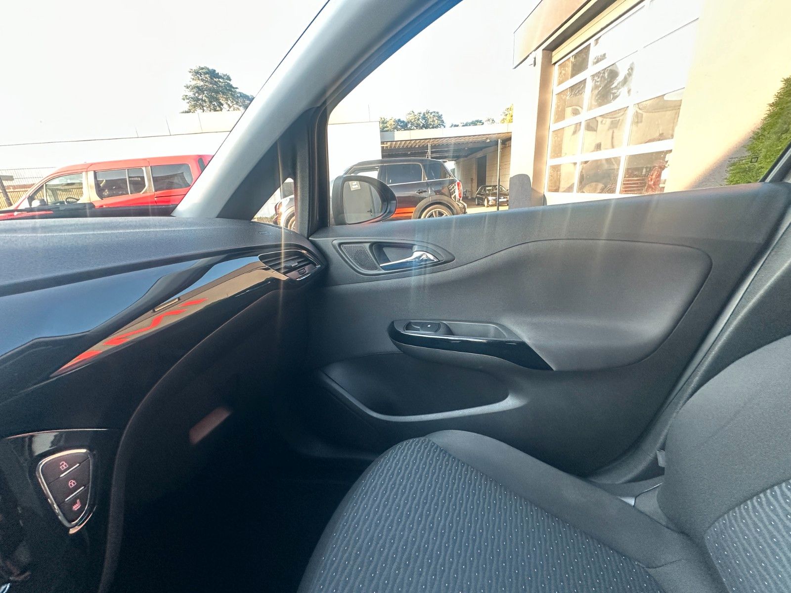 Fahrzeugabbildung Opel Corsa E Drive 1.4 90 PS HU neu Navi LH