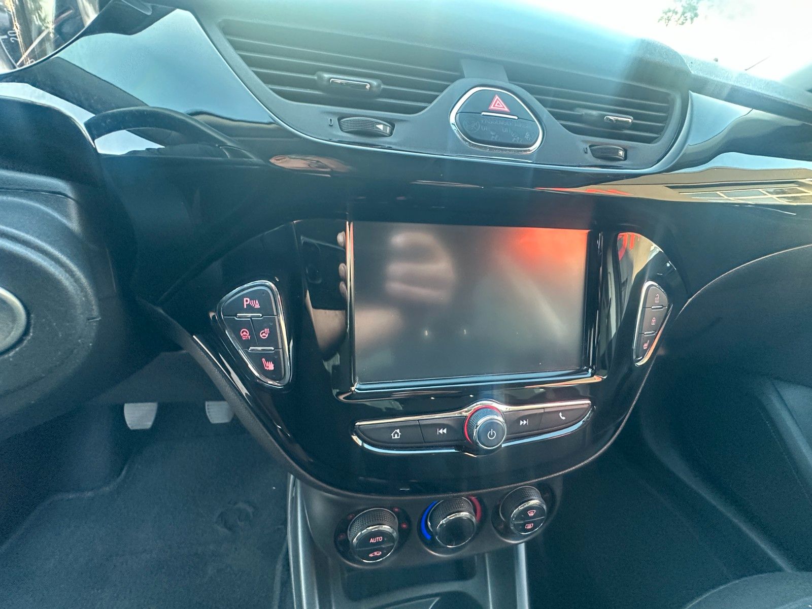 Fahrzeugabbildung Opel Corsa E Drive 1.4 90 PS HU neu Navi LH