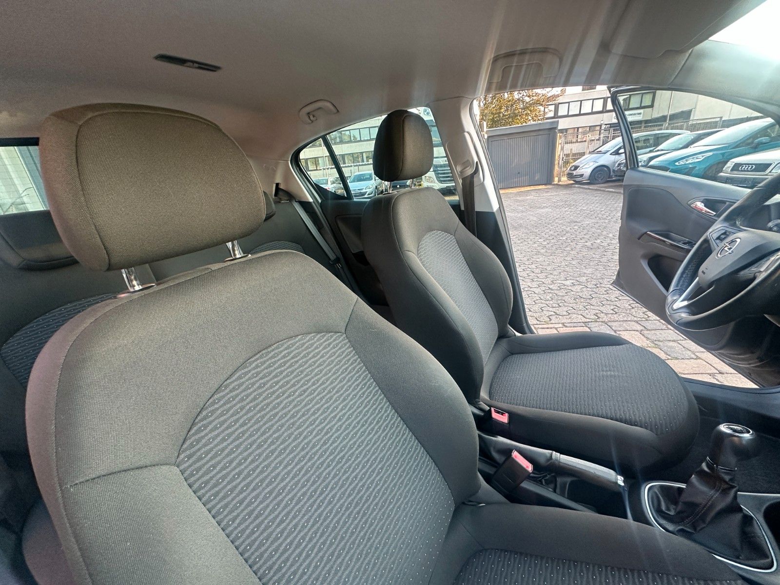 Fahrzeugabbildung Opel Corsa E Drive 1.4 90 PS HU neu Navi LH