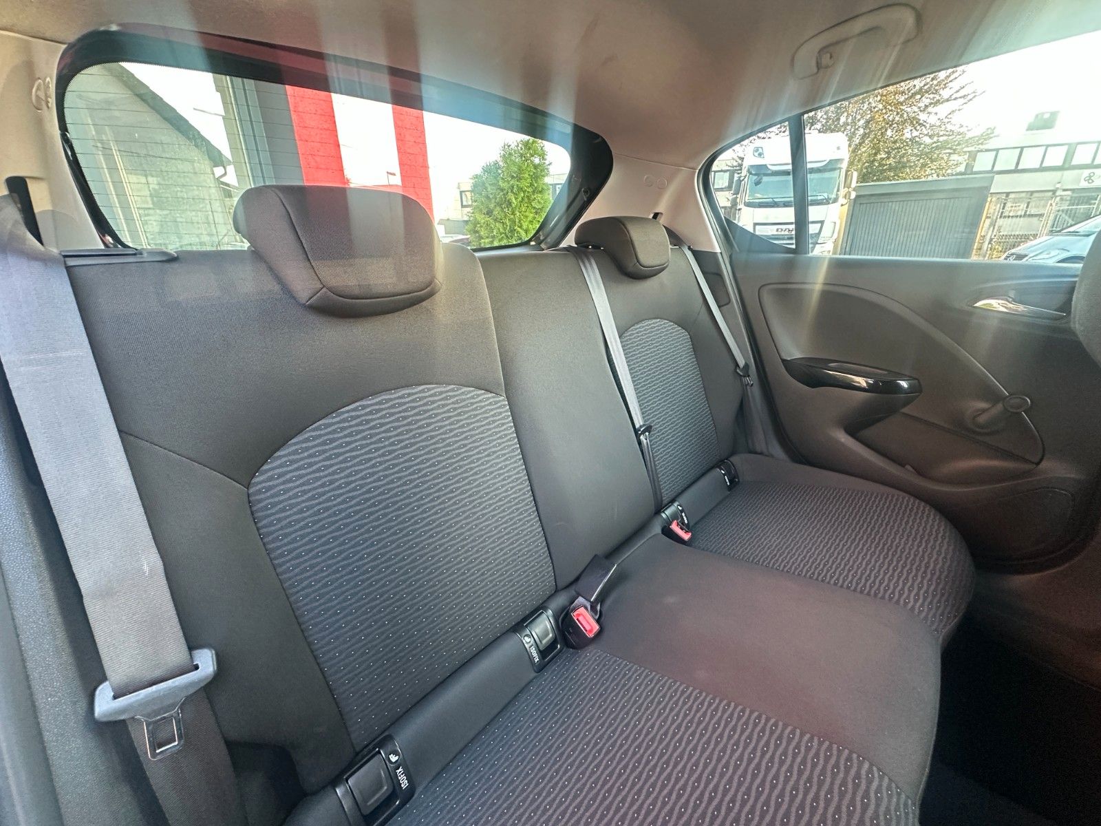 Fahrzeugabbildung Opel Corsa E Drive 1.4 90 PS HU neu Navi LH