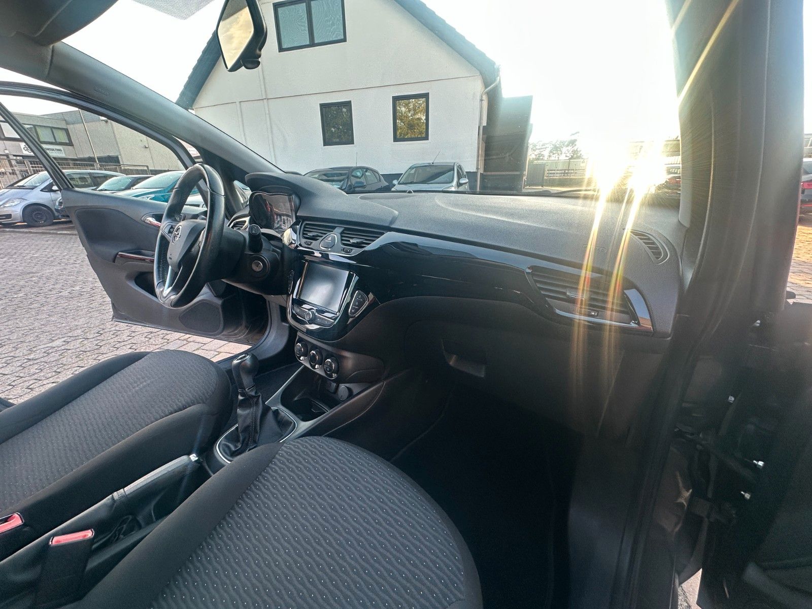 Fahrzeugabbildung Opel Corsa E Drive 1.4 90 PS HU neu Navi LH