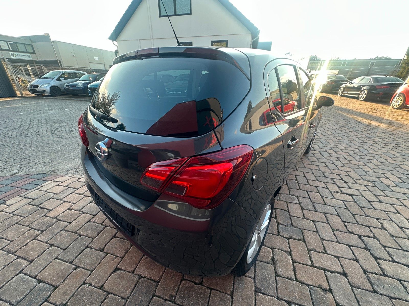 Fahrzeugabbildung Opel Corsa E Drive 1.4 90 PS HU neu Navi LH