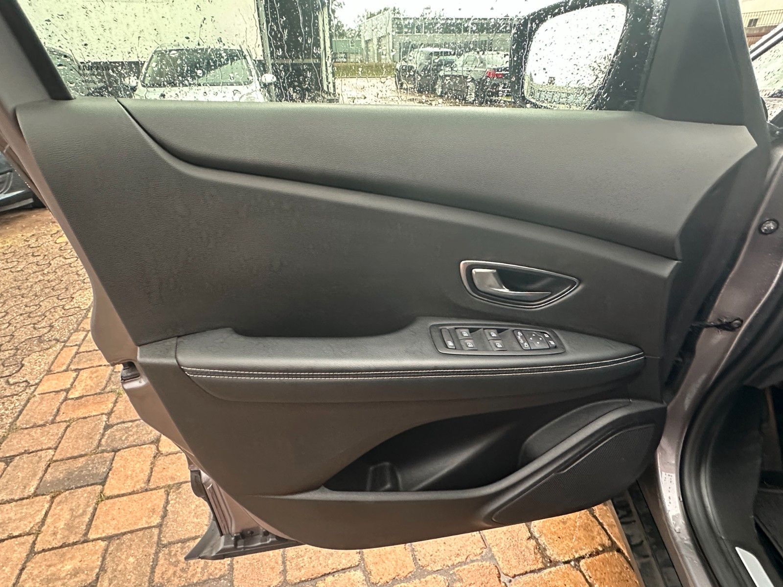 Fahrzeugabbildung Renault Scenic IV Life 1.2 115 PS HU neu Navi WR
