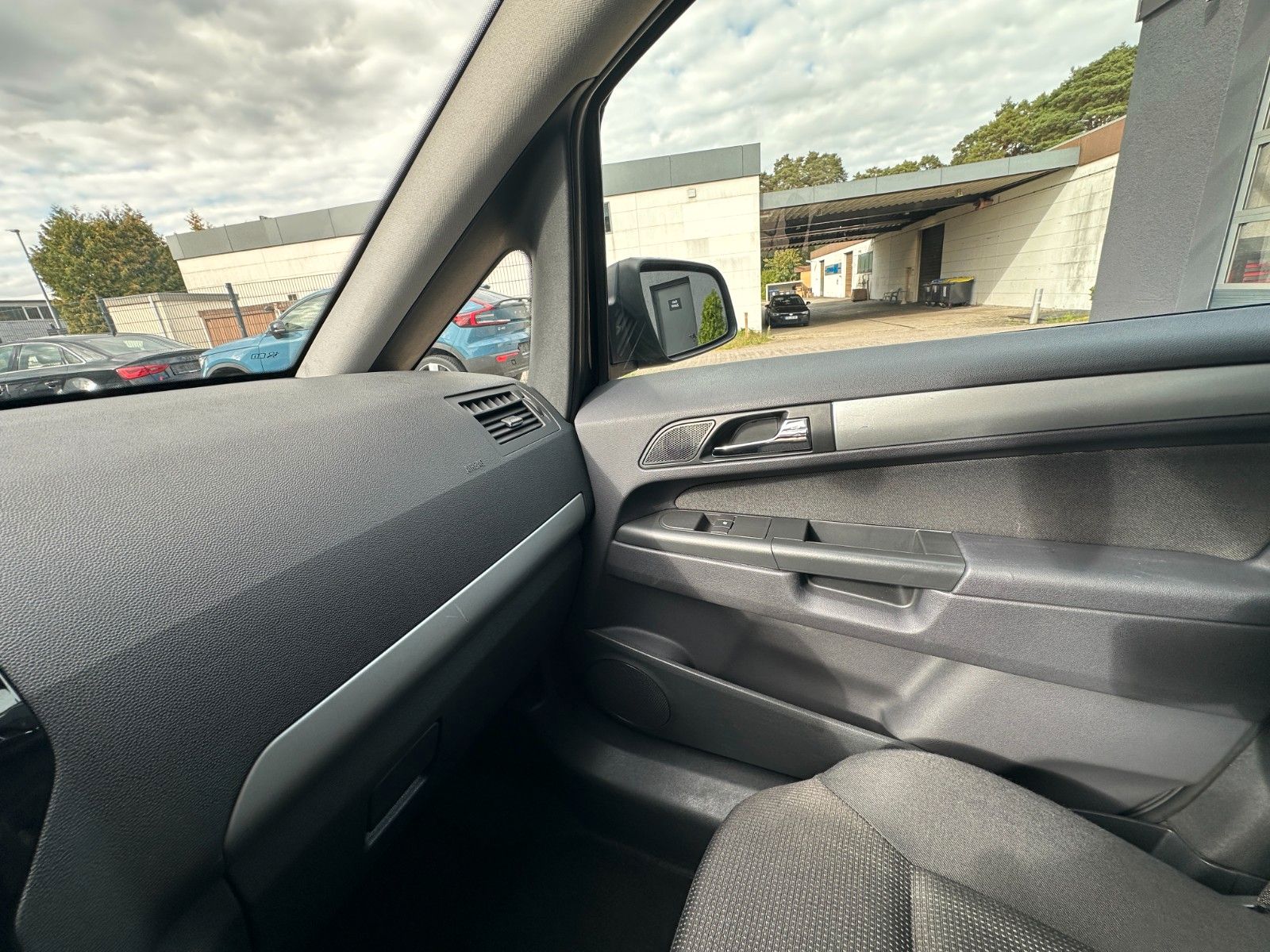 Fahrzeugabbildung Opel Zafira Family Plus 1.8 140PS Tüv 8/27 7 Sitze