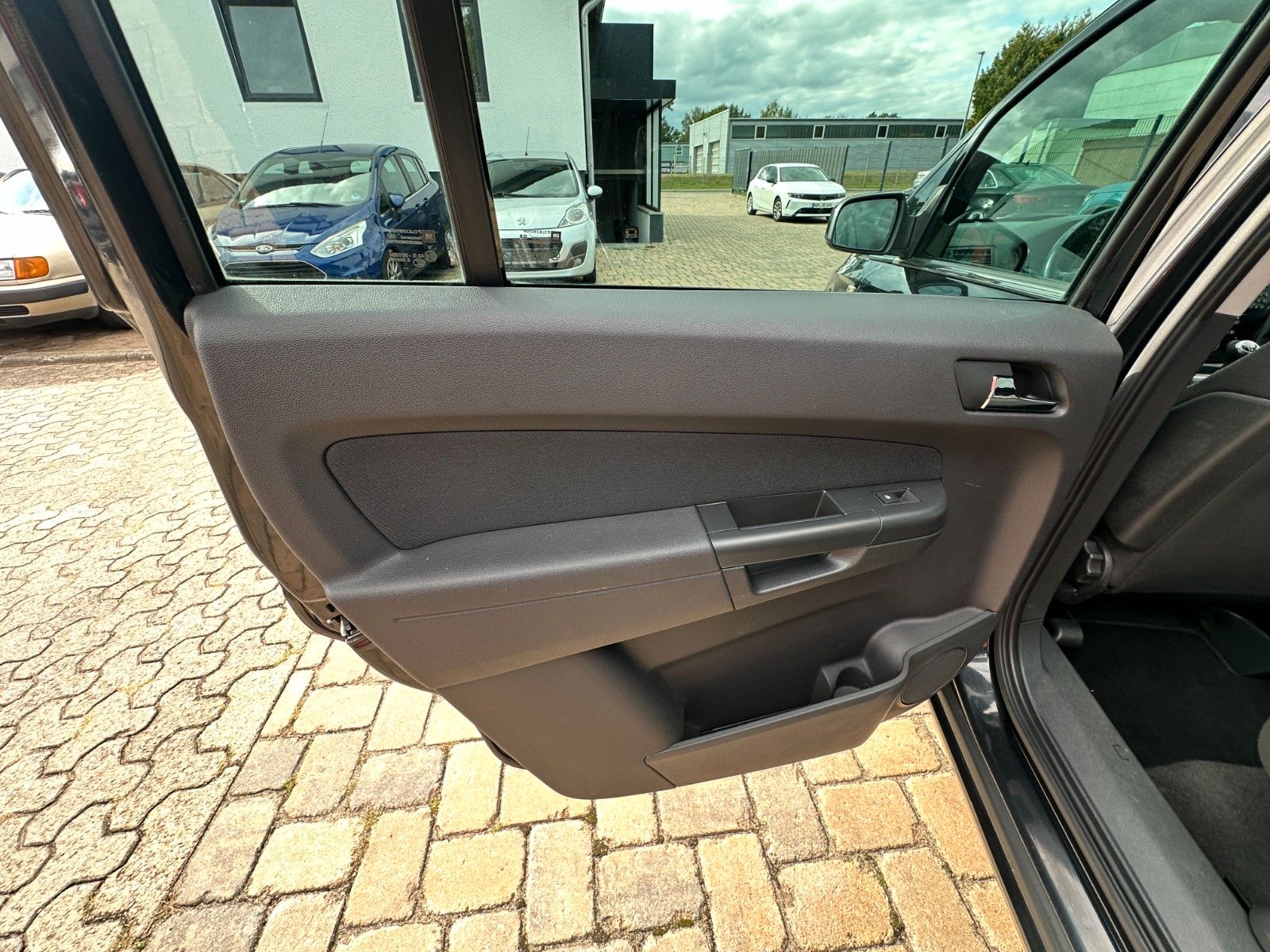 Fahrzeugabbildung Opel Zafira Family Plus 1.8 140PS Tüv 8/27 7 Sitze