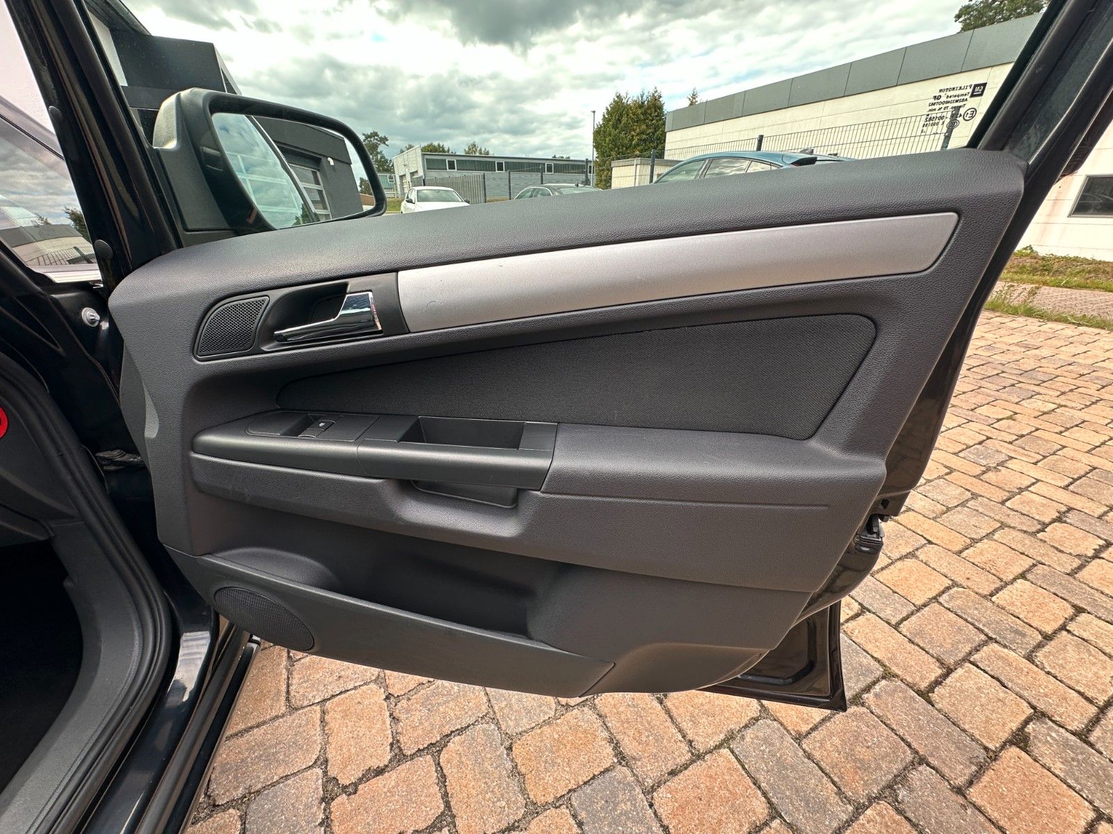 Fahrzeugabbildung Opel Zafira Family Plus 1.8 140PS Tüv 8/27 7 Sitze