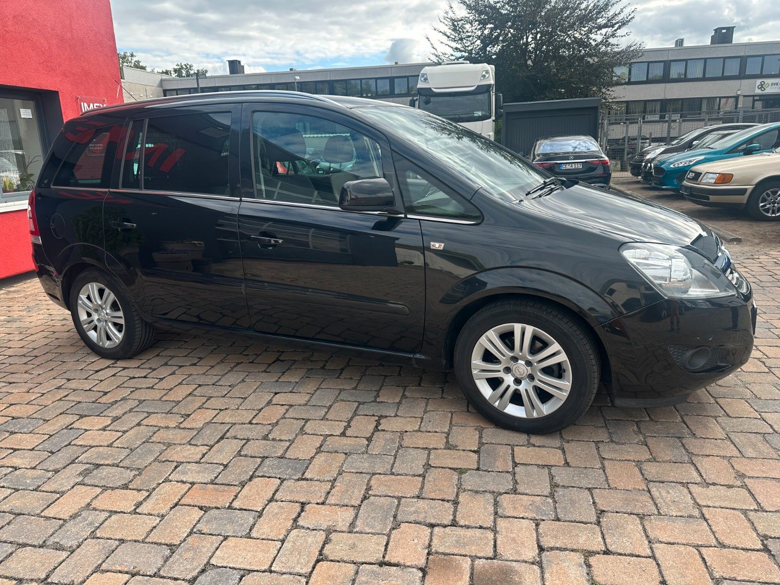 Fahrzeugabbildung Opel Zafira Family Plus 1.8 140PS Tüv 8/27 7 Sitze