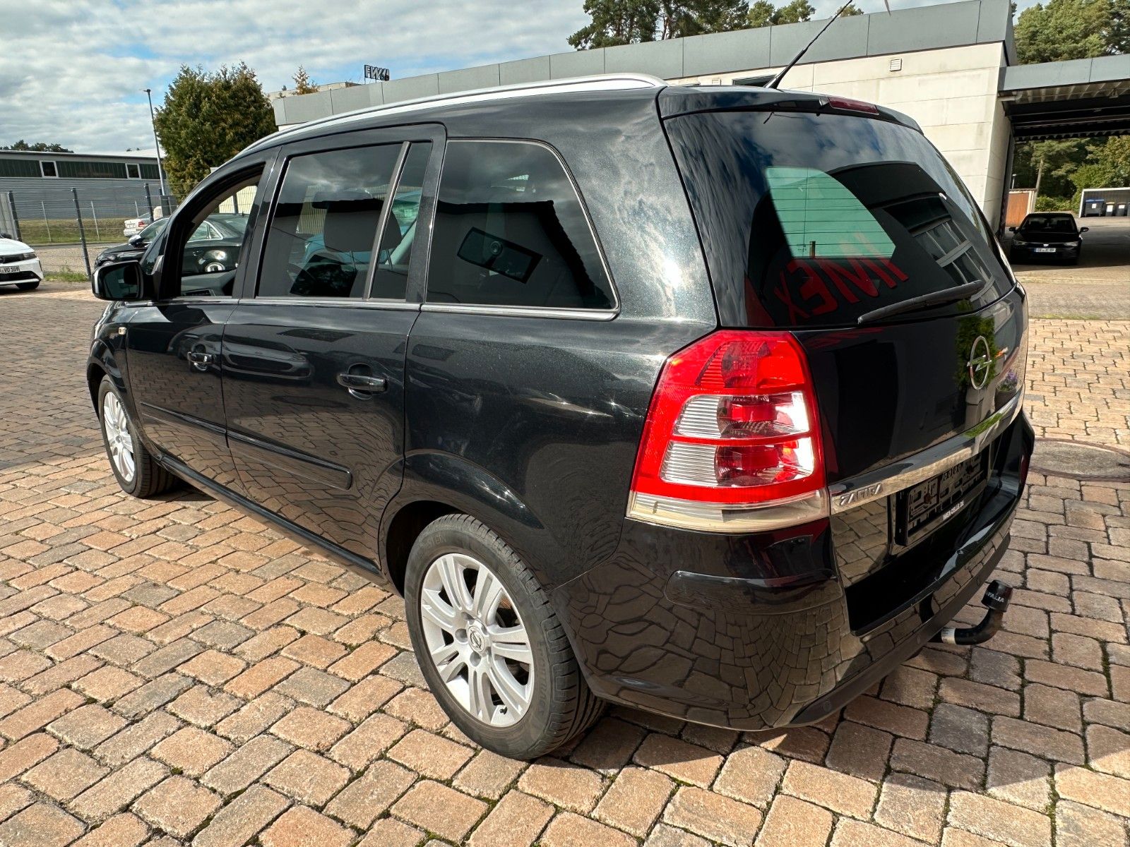 Fahrzeugabbildung Opel Zafira Family Plus 1.8 140PS Tüv 8/27 7 Sitze