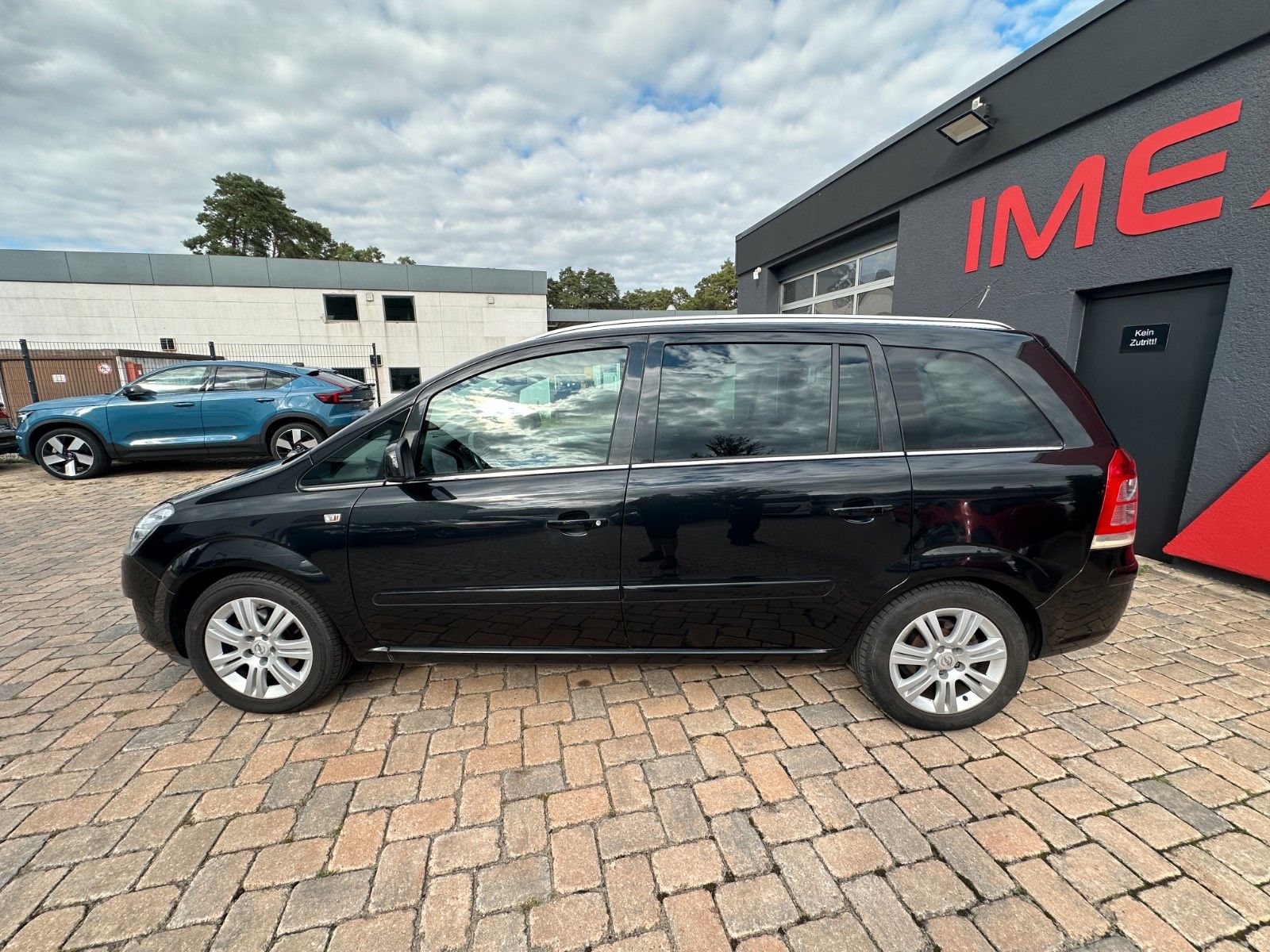 Fahrzeugabbildung Opel Zafira Family Plus 1.8 140PS Tüv 8/27 7 Sitze