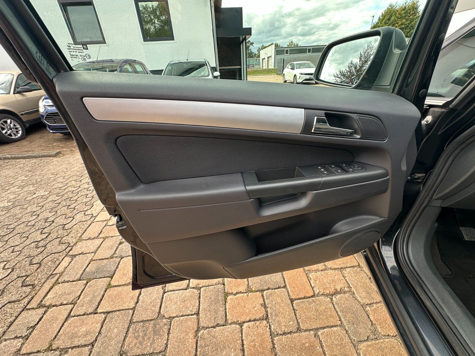 Fahrzeugabbildung Opel Zafira Family Plus 1.8 140PS Tüv 8/27 7 Sitze