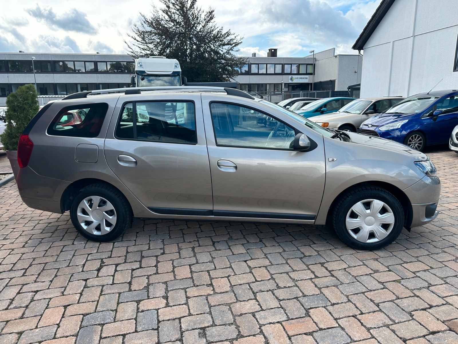 Fahrzeugabbildung Dacia Logan MCV II Laureate 1.2 75 PS 1.Hand 10 tkm!!!