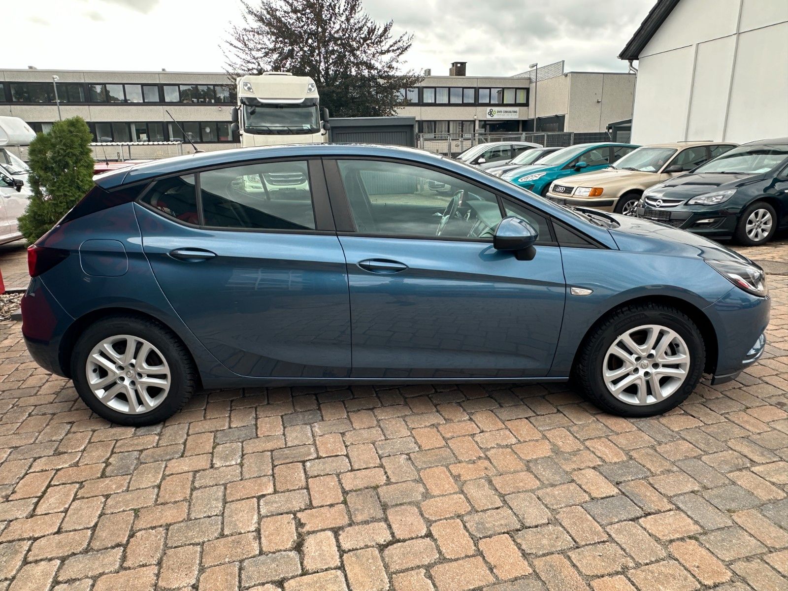 Fahrzeugabbildung Opel Astra K Edition 105 PS HU neu PDC 65 tkm