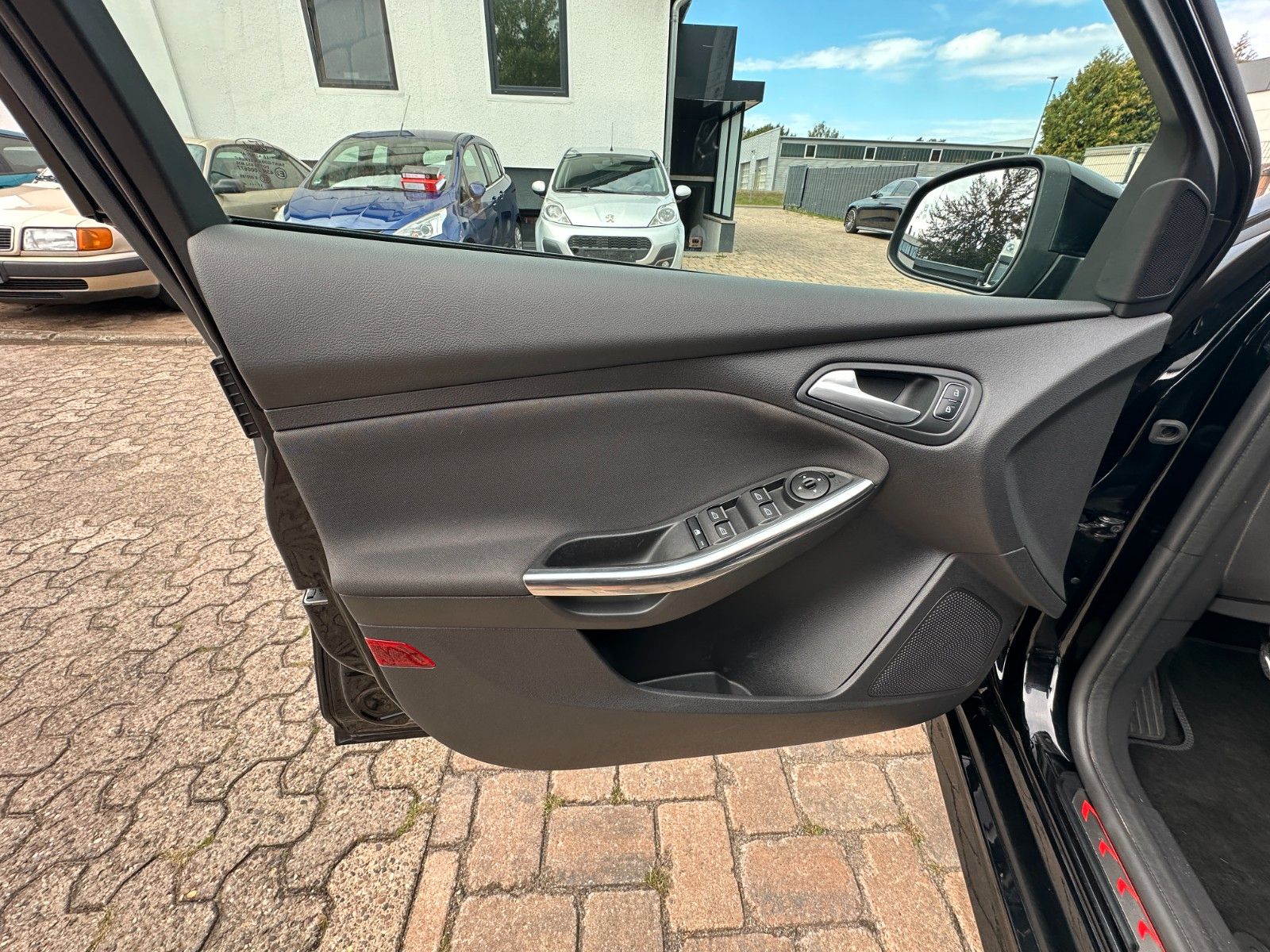 Fahrzeugabbildung Ford Focus Turnier ST 2.0 250 PS HU neu 1.Hand PDC