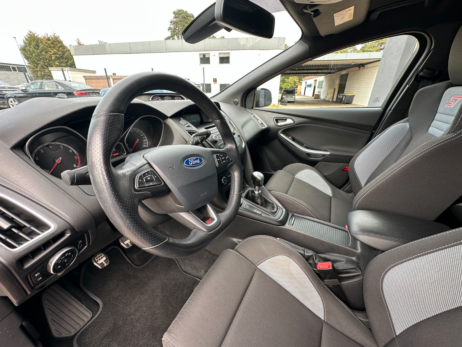 Fahrzeugabbildung Ford Focus Turnier ST 2.0 250 PS HU neu 1.Hand PDC