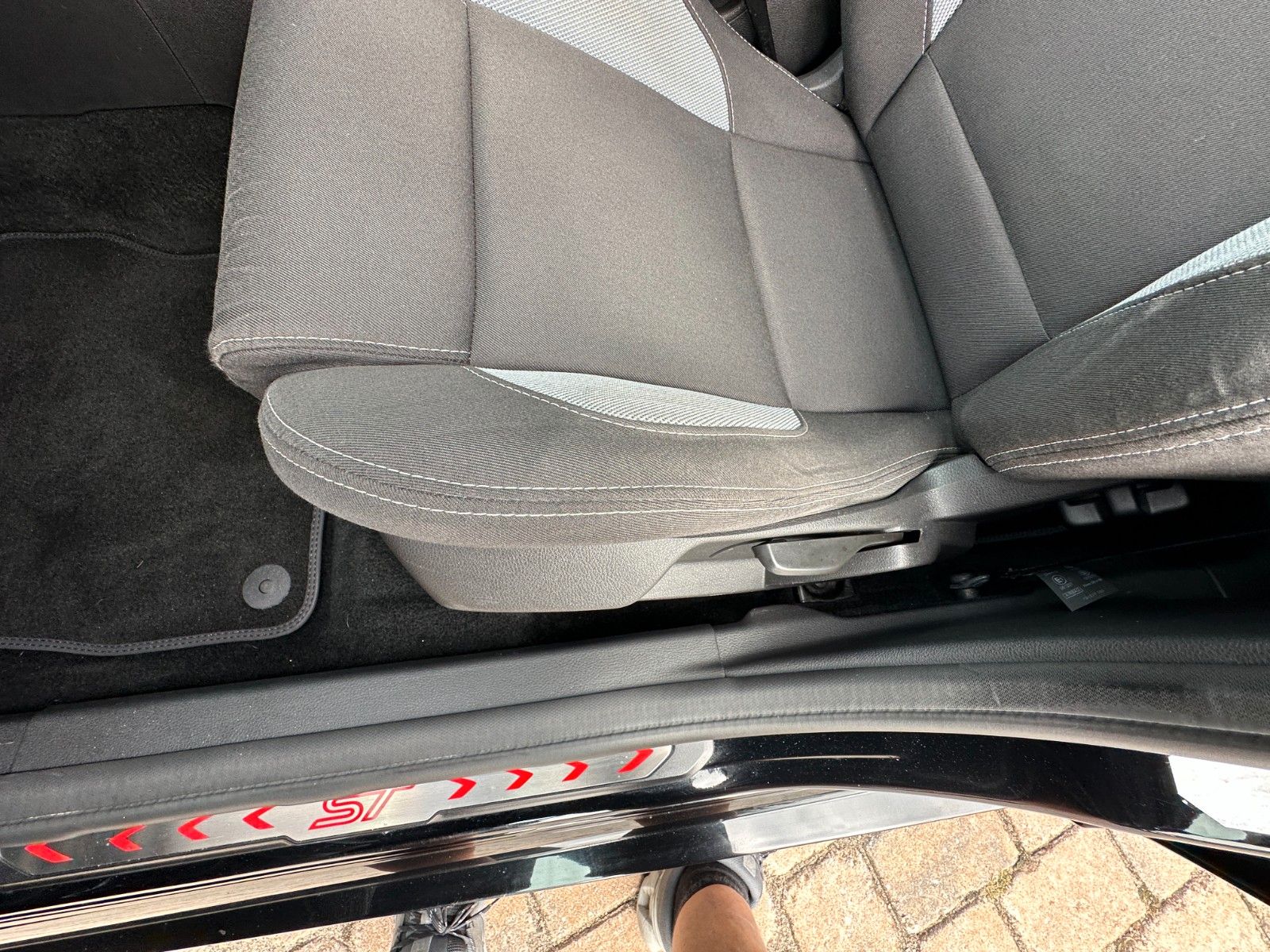 Fahrzeugabbildung Ford Focus Turnier ST 2.0 250 PS HU neu 1.Hand PDC