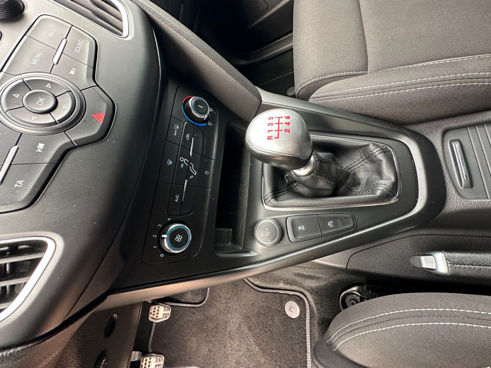 Fahrzeugabbildung Ford Focus Turnier ST 2.0 250 PS HU neu 1.Hand PDC