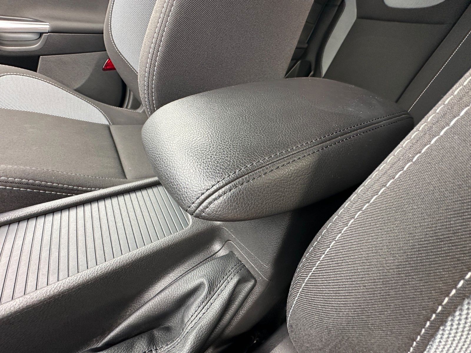 Fahrzeugabbildung Ford Focus Turnier ST 2.0 250 PS HU neu 1.Hand PDC