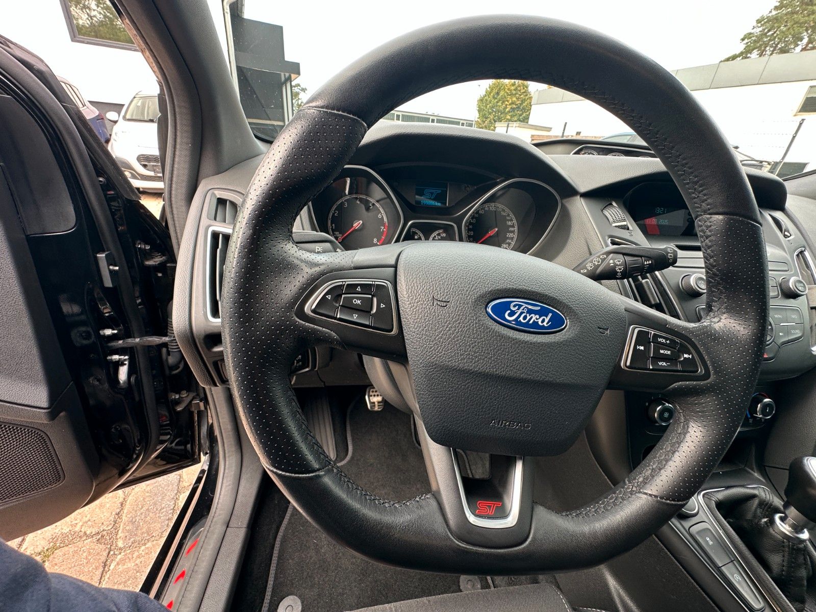 Fahrzeugabbildung Ford Focus Turnier ST 2.0 250 PS HU neu 1.Hand PDC