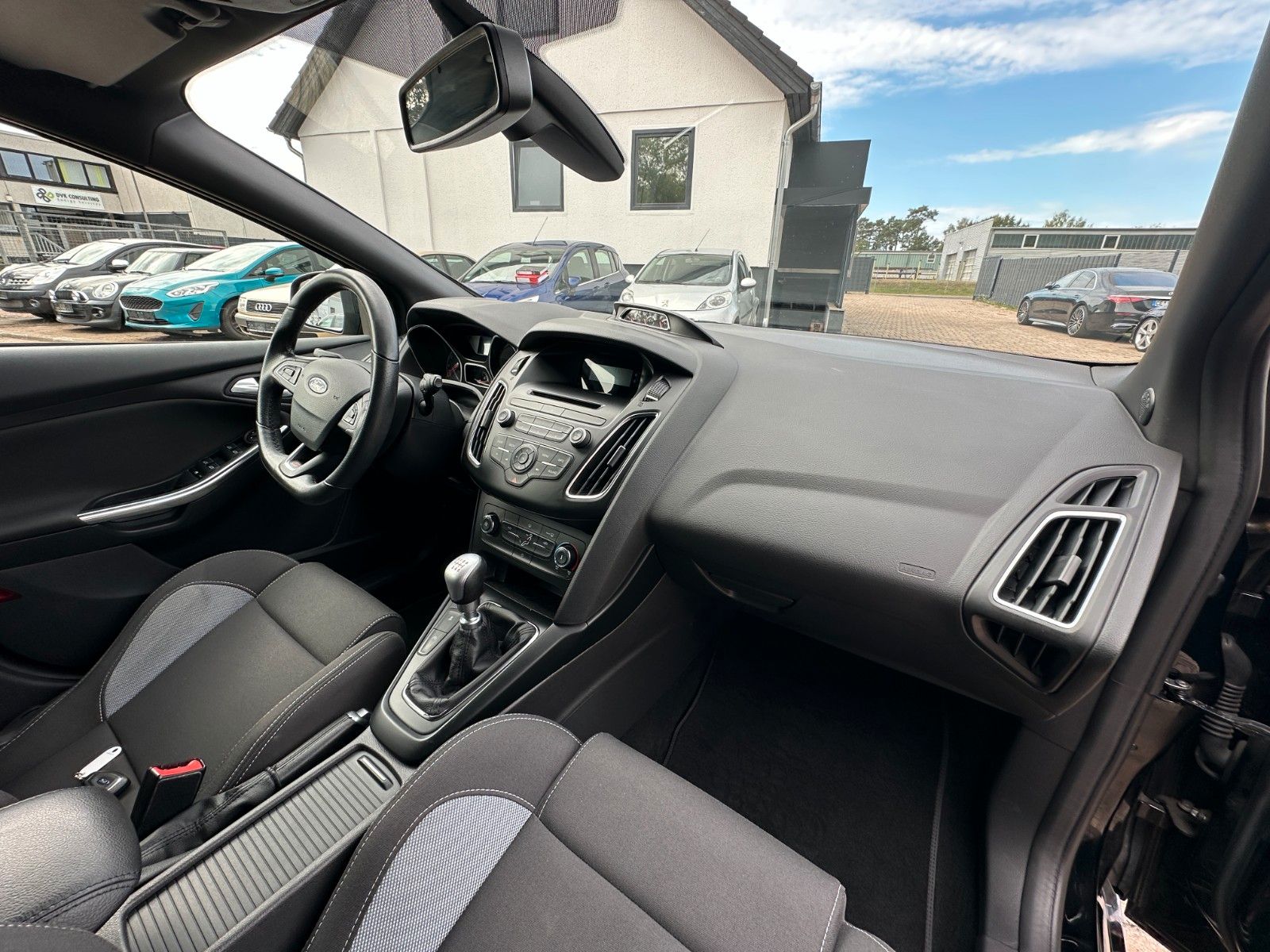 Fahrzeugabbildung Ford Focus Turnier ST 2.0 250 PS HU neu 1.Hand PDC