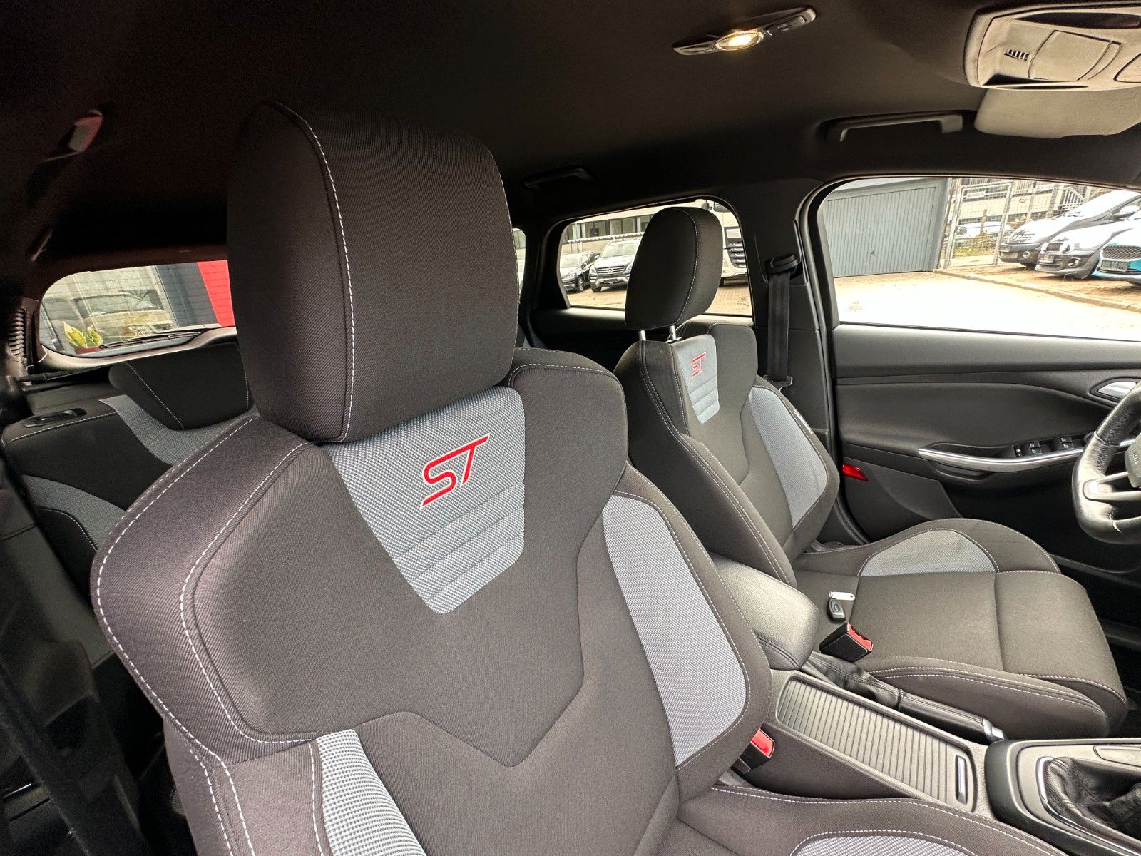 Fahrzeugabbildung Ford Focus Turnier ST 2.0 250 PS HU neu 1.Hand PDC