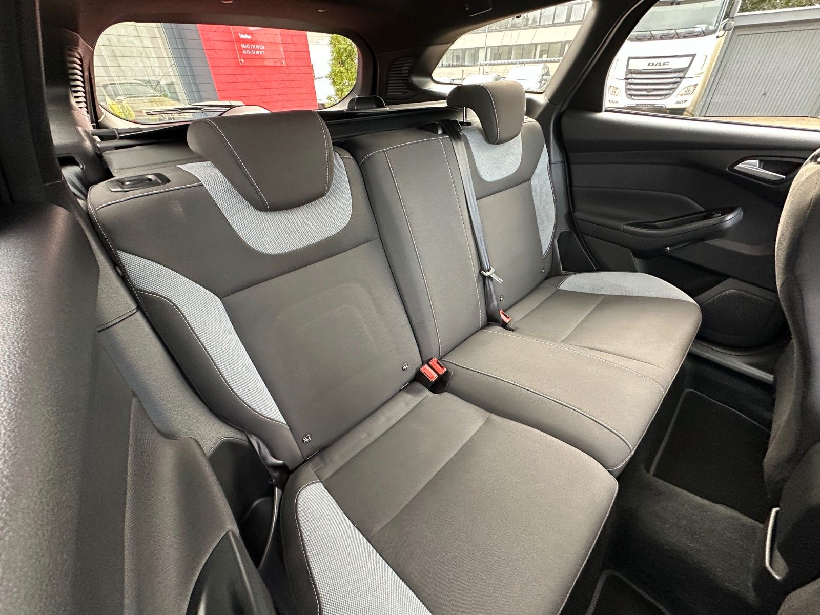 Fahrzeugabbildung Ford Focus Turnier ST 2.0 250 PS HU neu 1.Hand PDC