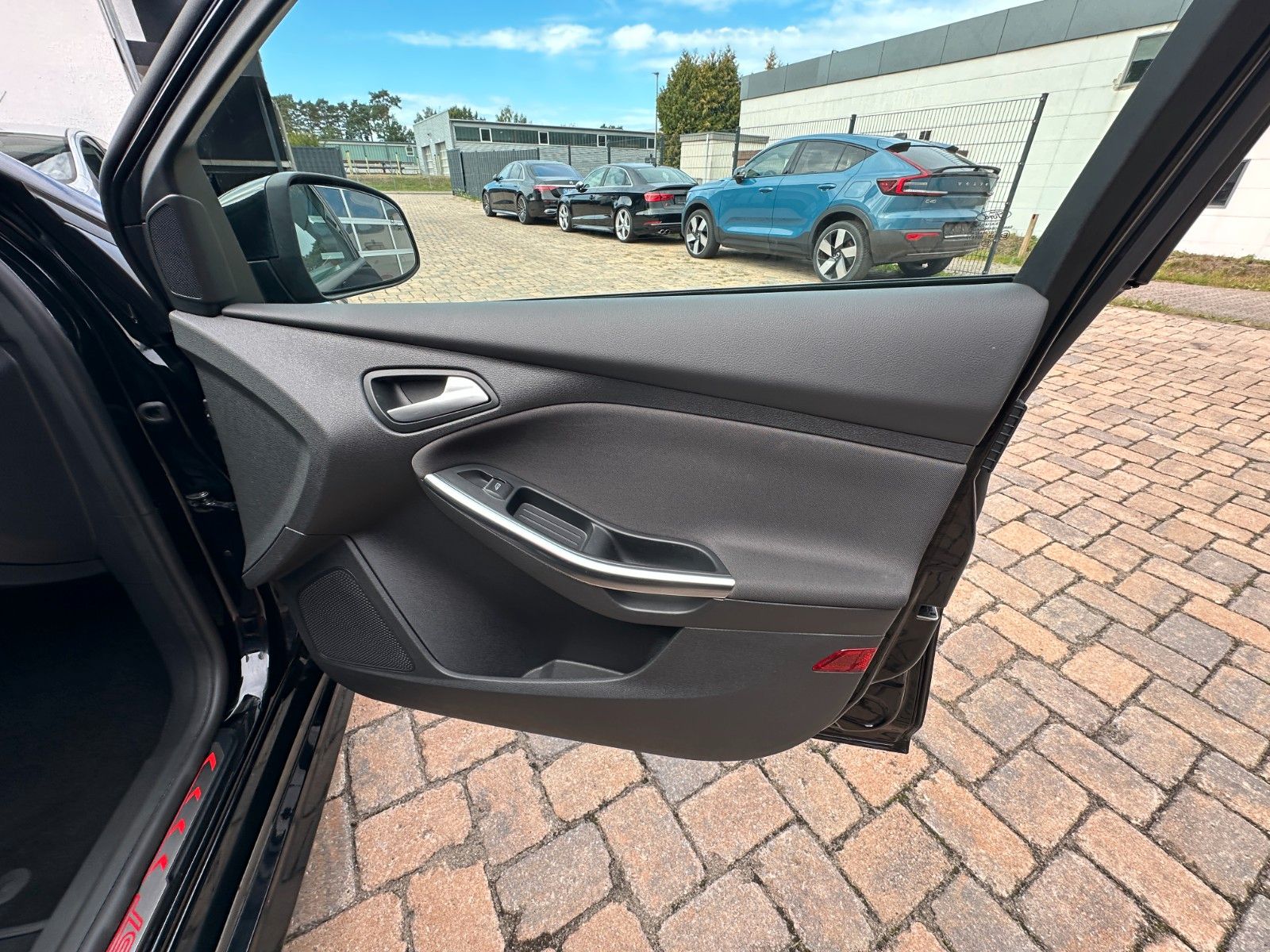 Fahrzeugabbildung Ford Focus Turnier ST 2.0 250 PS HU neu 1.Hand PDC