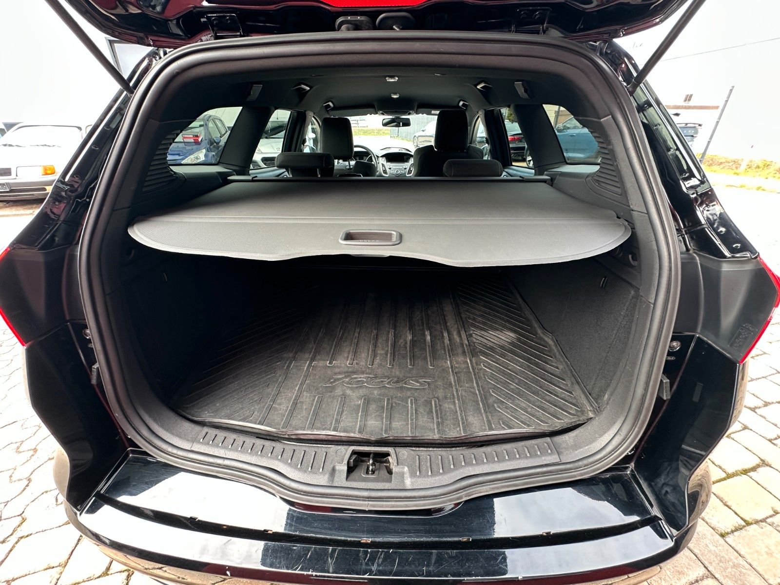 Fahrzeugabbildung Ford Focus Turnier ST 2.0 250 PS HU neu 1.Hand PDC