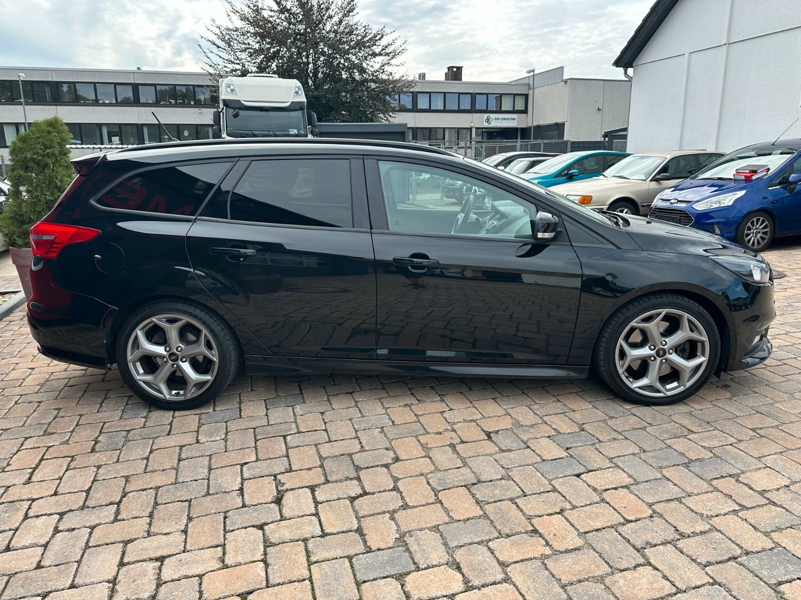 Fahrzeugabbildung Ford Focus Turnier ST 2.0 250 PS HU neu 1.Hand PDC